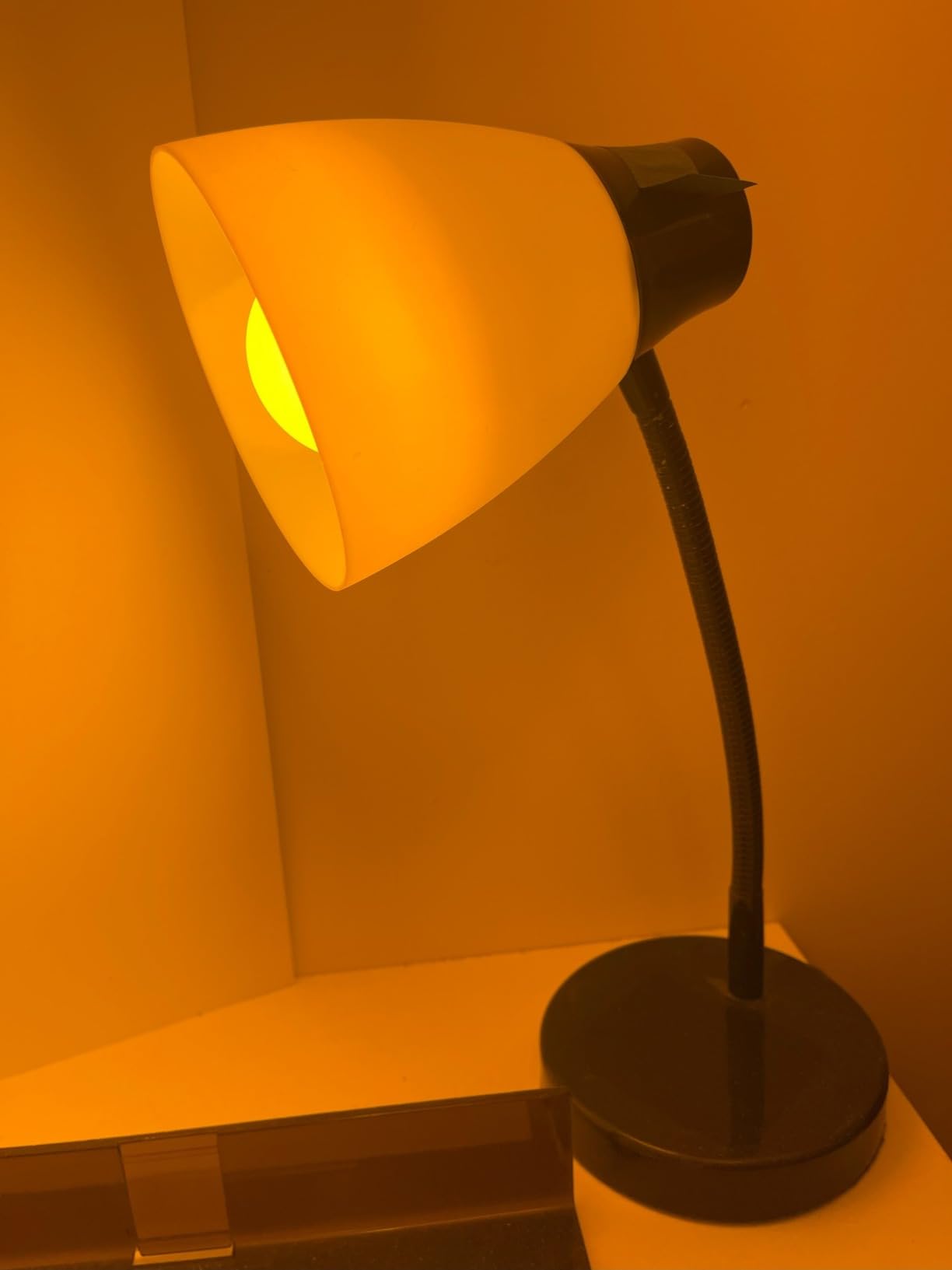 hooga Sleep Light Bulb, Amber Light Bulbs for Sleep Therapy, Blue Light Blocking, 1600K Dim Light Bulbs 45W Equivalent customer photo 1