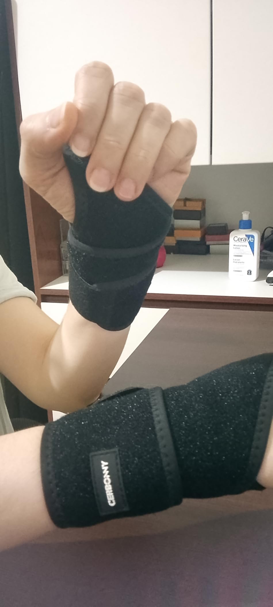 CERBONNY Carpal Tunnel Wrist Brace,2Pack Wrist Support Brace Adjustable Wrist Strap Reversible Wrist Brace for Sports Protecting/Tendonitis Pain Relief/Carpal Tunnel/Arthritis-Right&Left customer photo 2