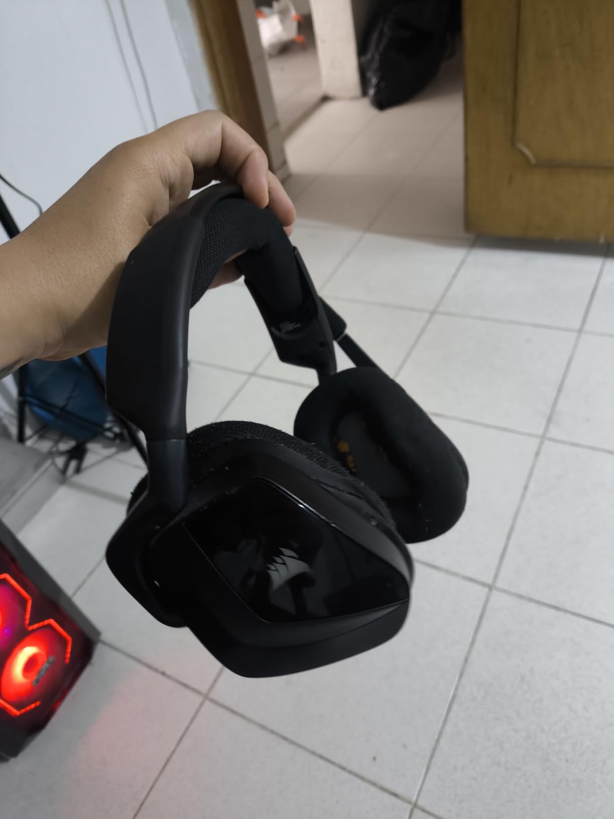 Corsair Void RGB Elite Wireless Gaming Headset - 7.1 Surround Sound - Omni-Directional Microphone - Microfiber Mesh Earpads - Up to 40ft Range - iCUE Compatible - PC, Mac, PS5, PS4 - White customer photo 1