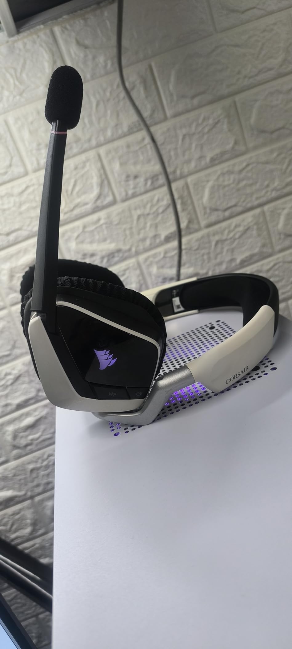 Corsair Void RGB Elite Wireless Gaming Headset - 7.1 Surround Sound - Omni-Directional Microphone - Microfiber Mesh Earpads - Up to 40ft Range - iCUE Compatible - PC, Mac, PS5, PS4 - White customer photo 2