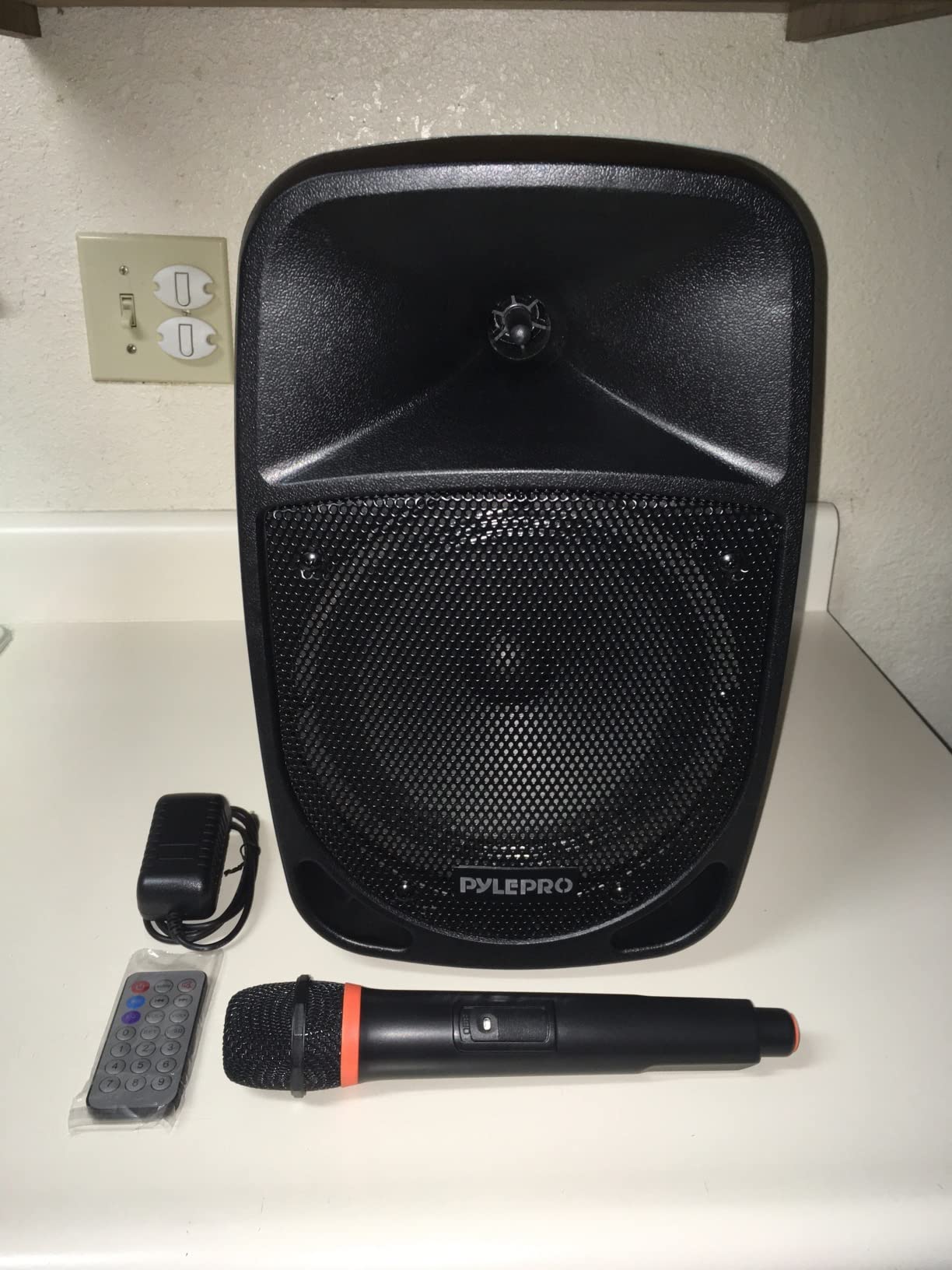 Pyle PSBT105A - 1000W Portable Bluetooth PA Speaker, 10'' Subwoofer, UHF Wireless Mic, MP3/USB/SD, Rechargeable Battery, LED Battery Indicator Lights, Black customer photo 1