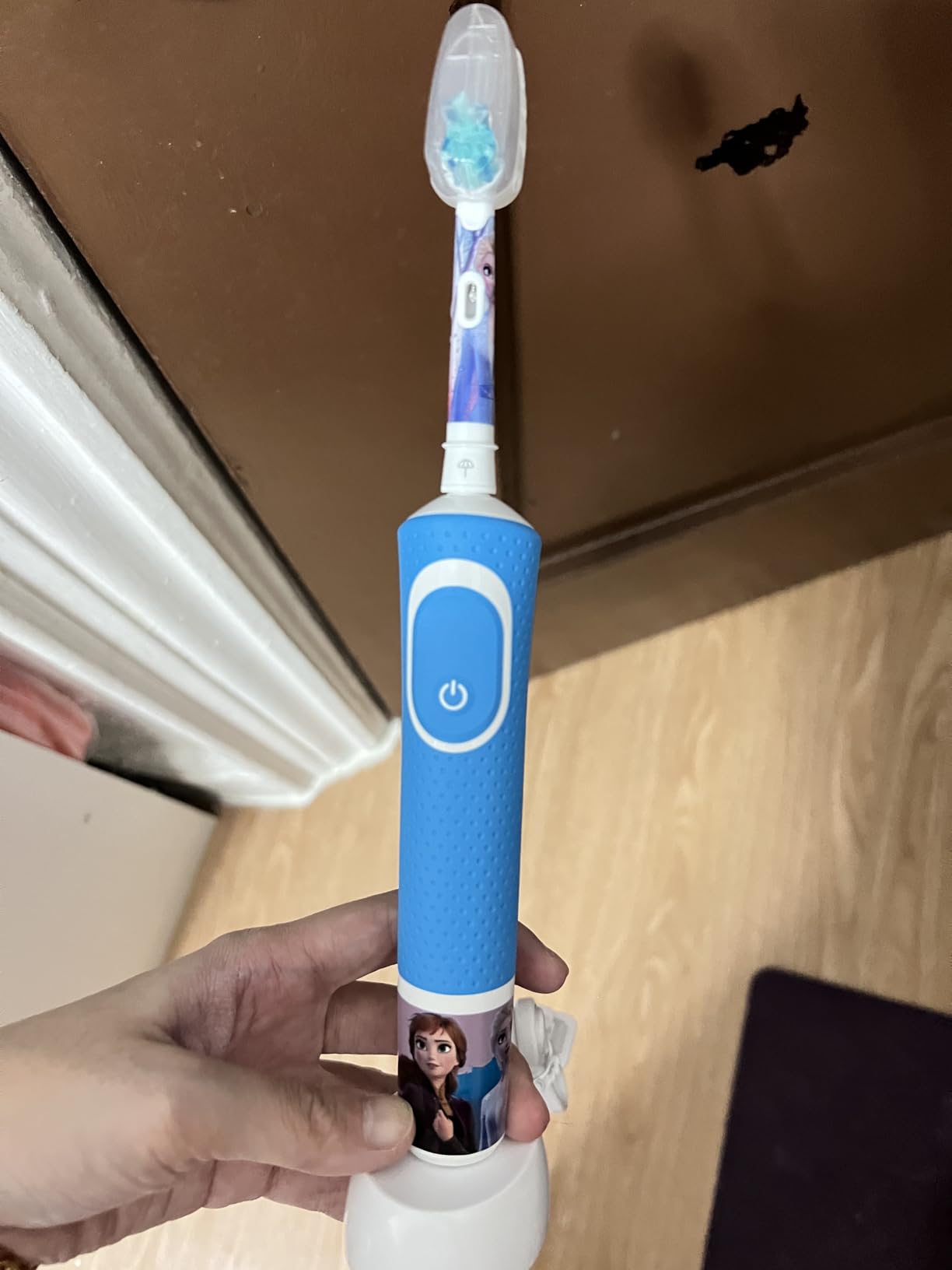 Oral-B Kids Electric Toothbrush Featuring Disney's Frozen for Kids 3+ customer photo 1