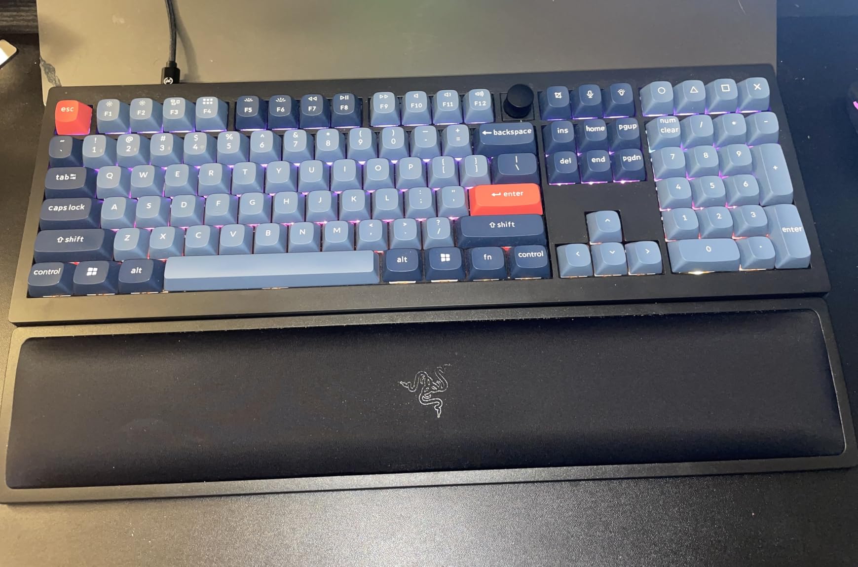 Razer Ergonomic Wrist Rest Pro for Full-Sized Keyboards: Cooling Gel Infused - Anti-Slip Rubber Base - Angled Incline - Classic Black customer photo 2