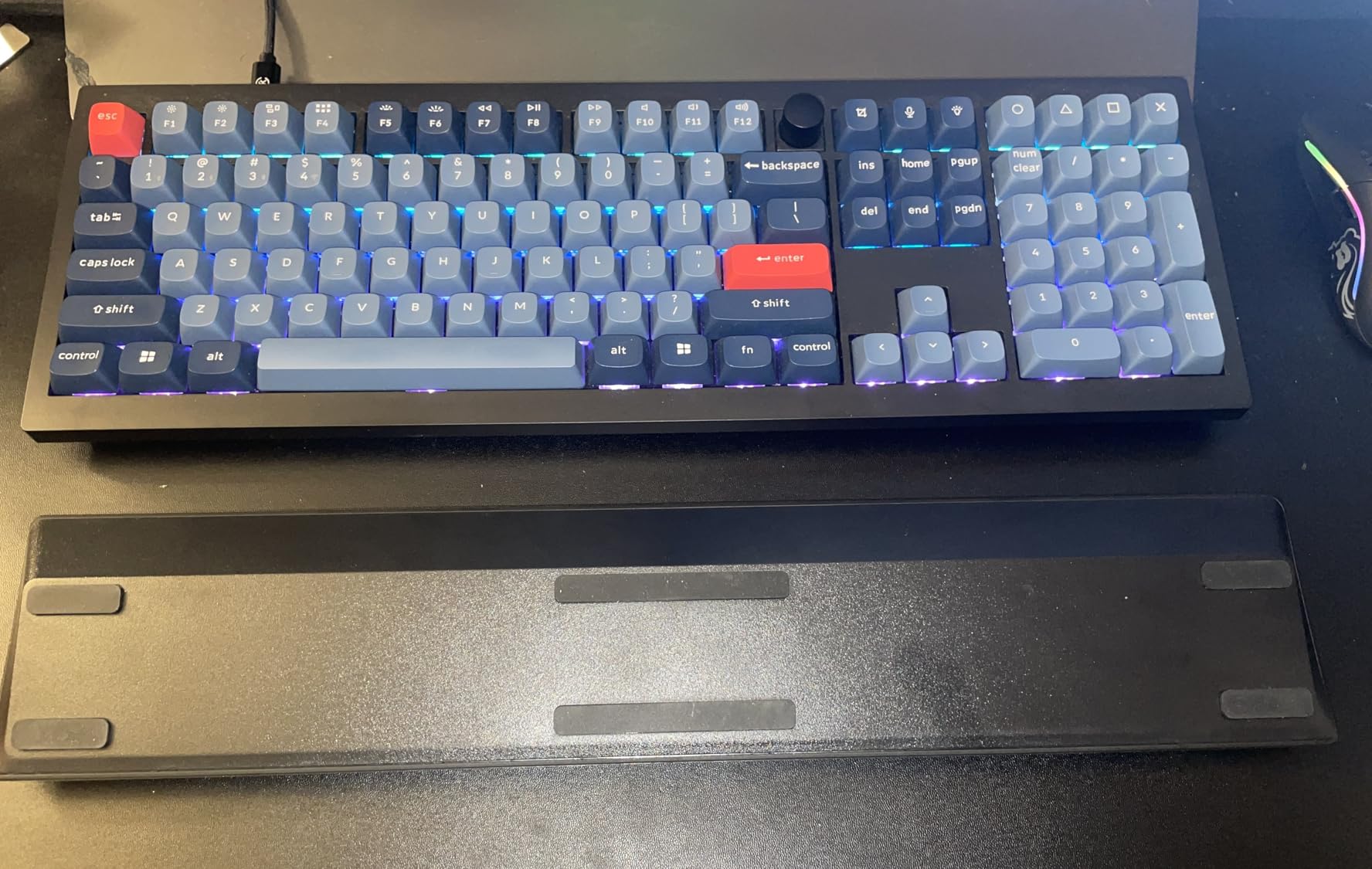 Razer Ergonomic Wrist Rest for Full-Sized Keyboards: Anti-Slip Rubber Base - Angled Incline - Classic Black customer photo 1