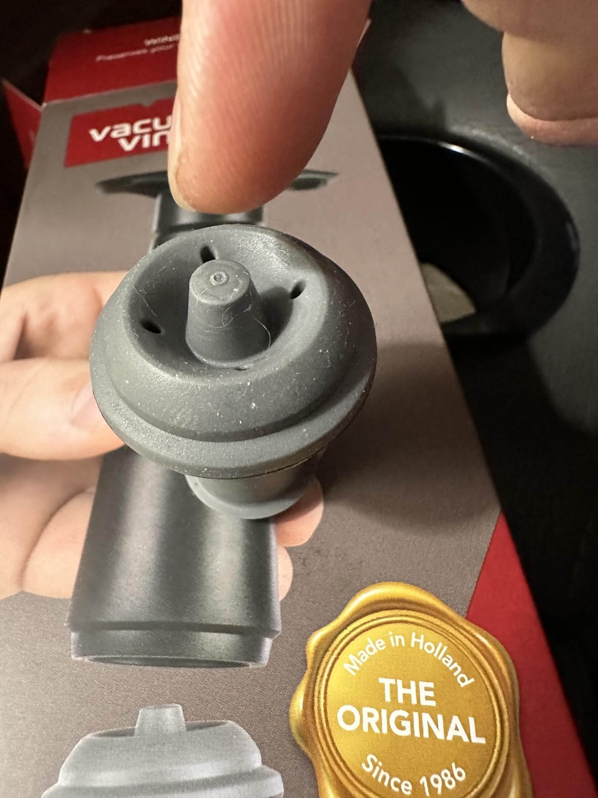 Vacu Vin Original Wine Saver with 4 Vacuum Bottle Stoppers - Black customer photo 1