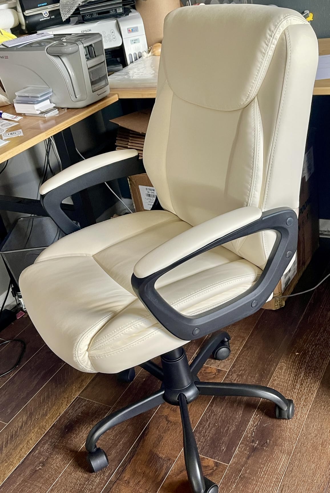 Amazon Basics Classic Puresoft PU Padded Mid-Back Office Desk Chair with Armrest customer photo 2