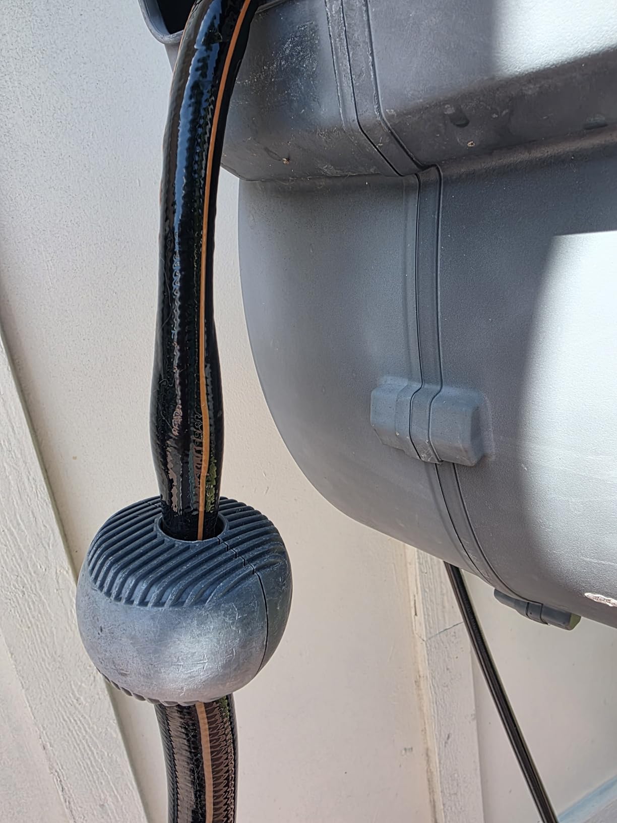 Giraffe Tools Retractable Garden Hose Reel 1/2 Inch x 130 ft, Super Heavy Duty, Any Length Lock, Slow Return System, Wall Mounted and 180 Deg Swivel Bracket customer photo 2