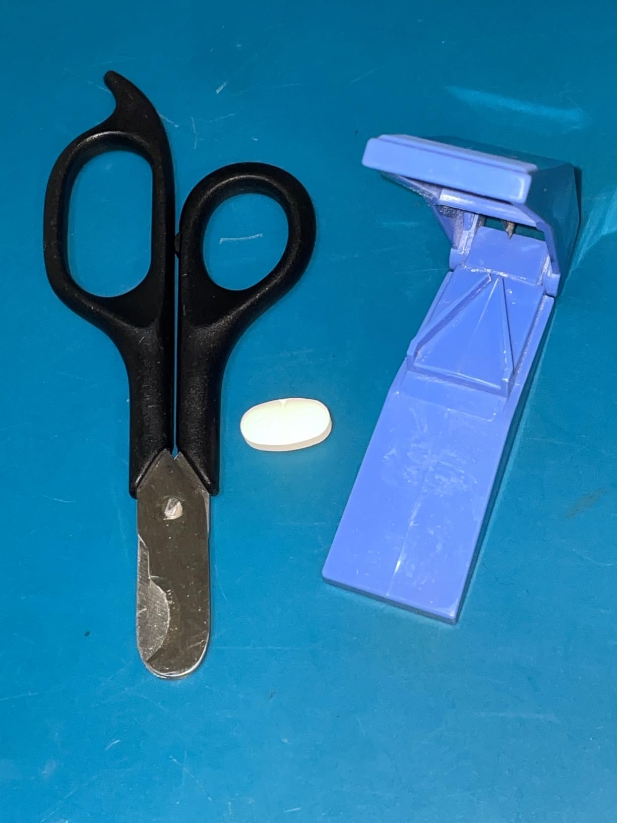 AUVON Scissors-Shaped Pill Cutter, Sharp Blade Pill Splitter for Easily Dividing Most 5-15mm Vitamins, Tablets and Medications in Half customer photo 1