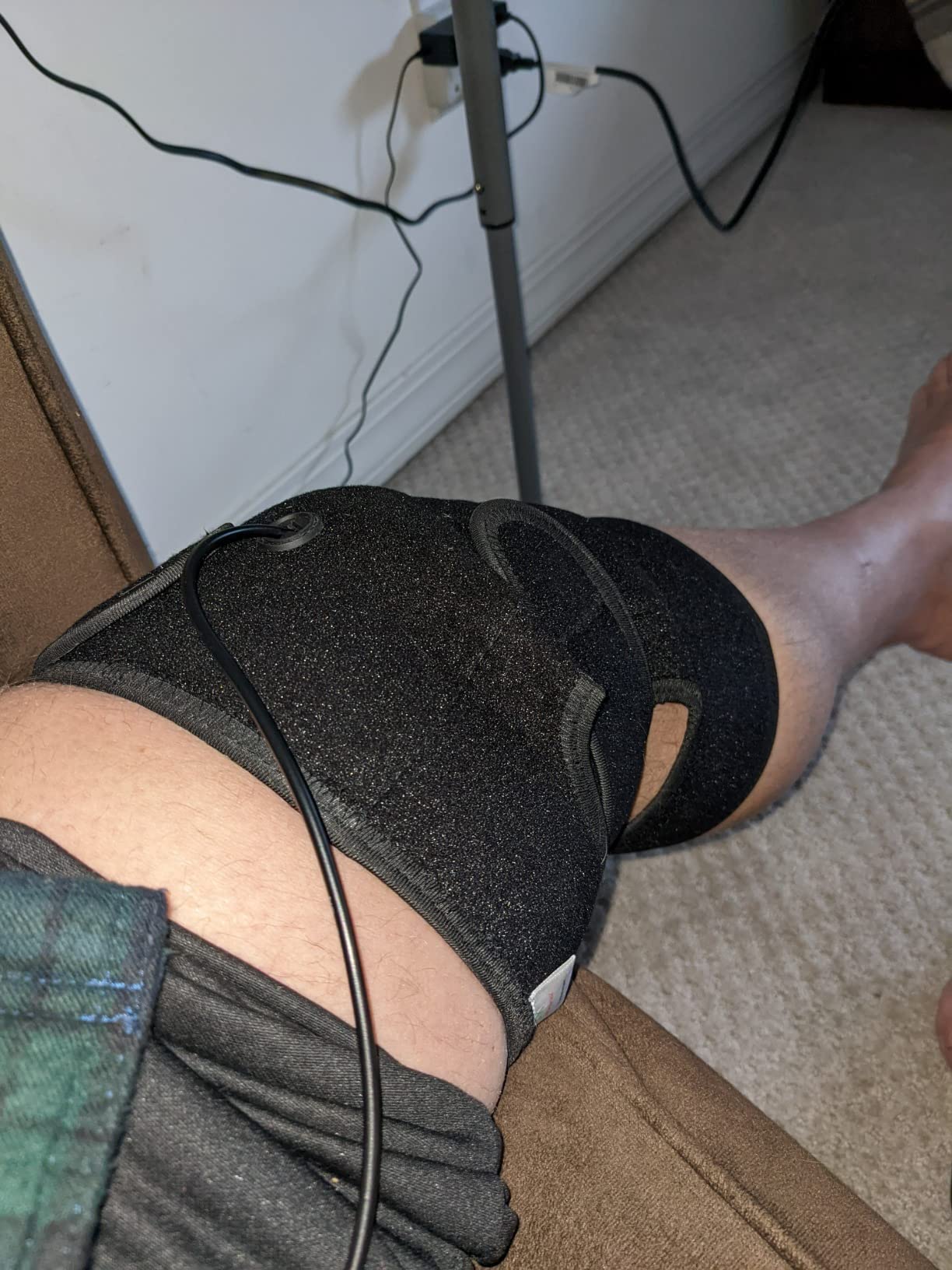 UTK Far Infrared Heating Pads for Knee Pain Relief, Hot to 158°F, Adjustable Heated Knee Brace Wrap with 6 Jades, 3 Timers Auto Shut Off, Heating Pad for Knee Pain & Stress Relief, Gift for Women customer photo 1