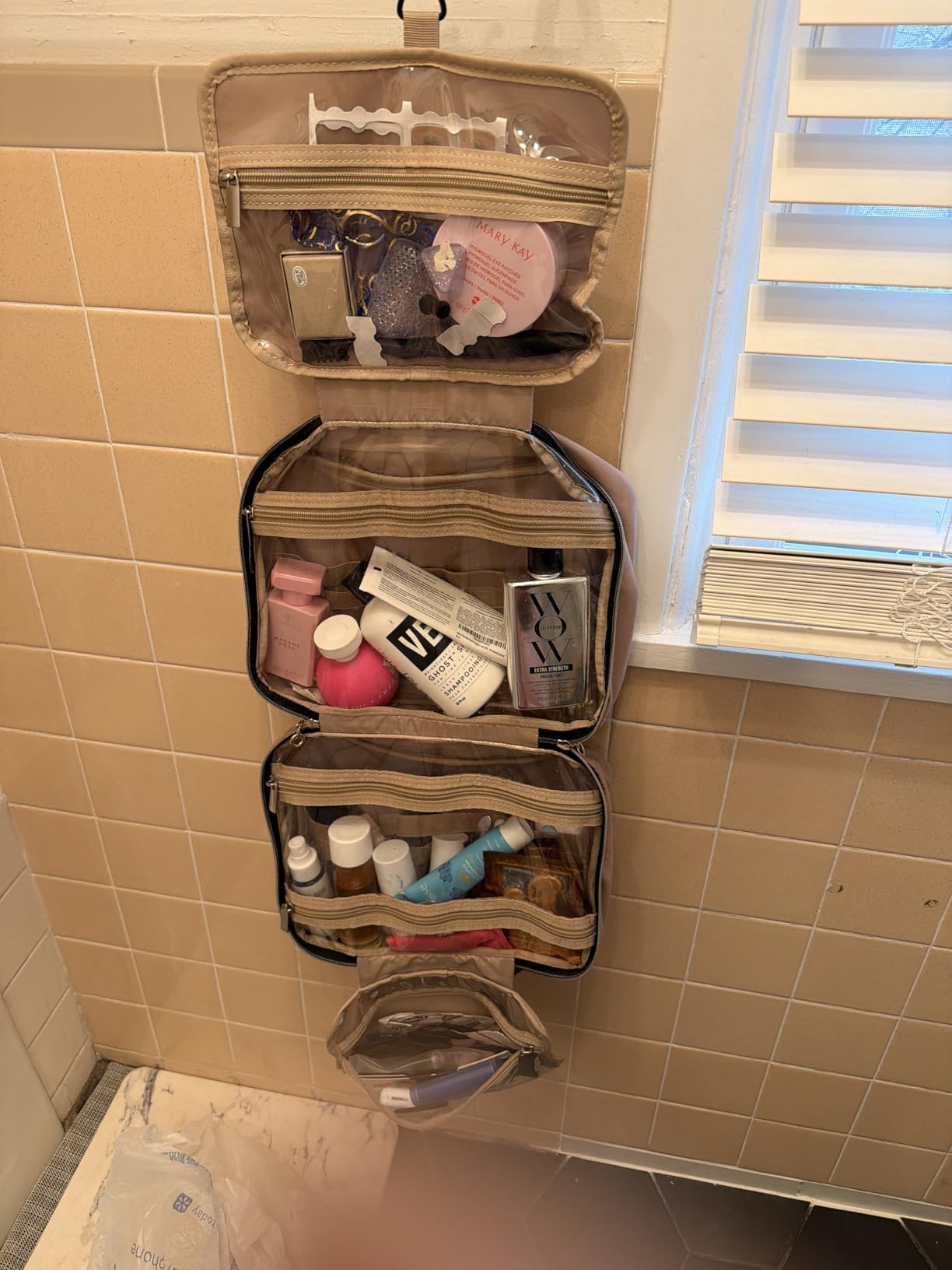 BAGSMART Large Toiletry Bag Travel Bag with Hanging Hook, Water-resistant Makeup Cosmetic Bag Travel Organizer for Accessories, Shampoo, Full Sized Container, Toiletries customer photo 1