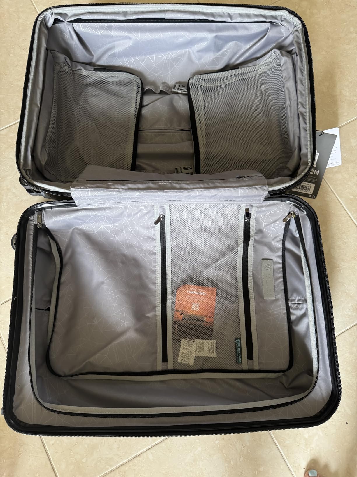 Traveler's Choice Pagosa Indestructible Hardshell Expandable Spinner Luggage, Black, 22-Inch Carry-on customer photo 1