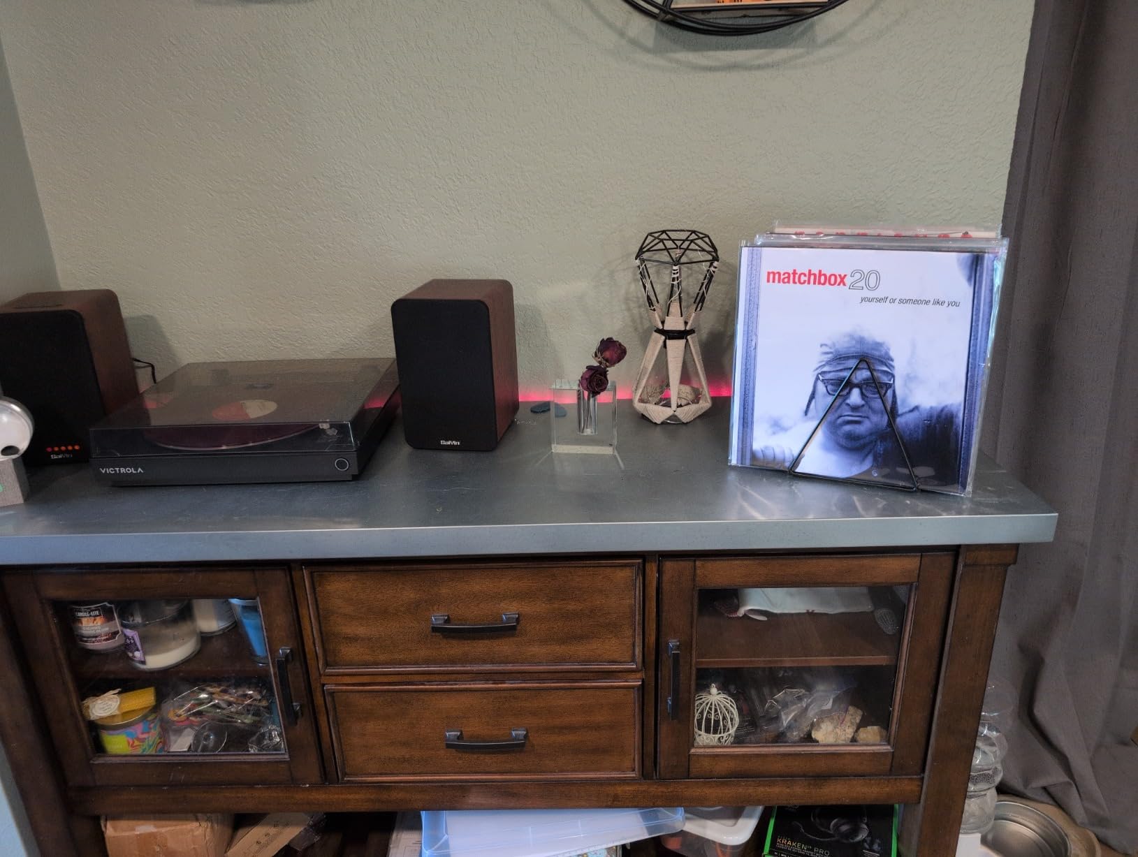 EASEPRES Vinyl Record Holder Storage, 9 Slot Metal Magazine Book Album Display Rack, Stylish Triangle Desktop File Sorter Organizer for Home Office, Black customer photo 2