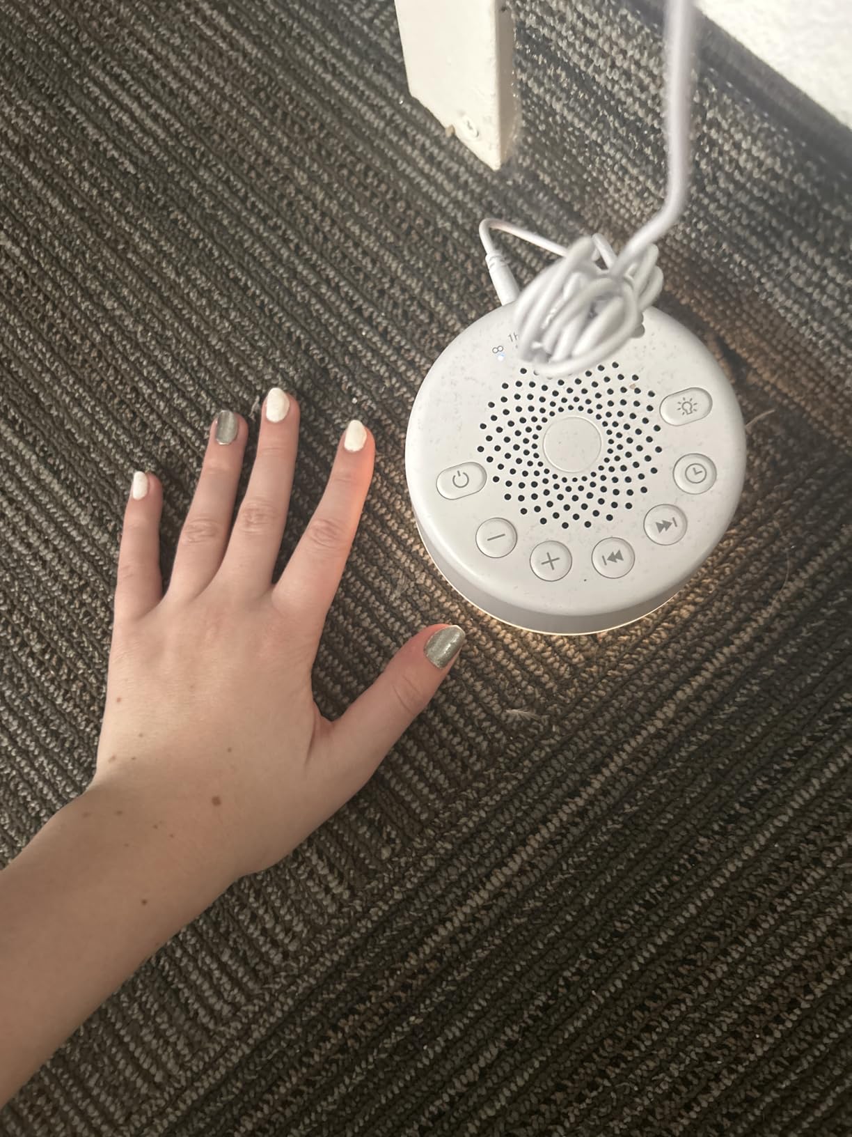 Sound Machine Easysleep White Noise Machine with 25 Soothing Sounds and Night Lights with Memory Function 32 Levels of Volume and 5 Sleep Timer Powered by AC or USB for Sleeping Relaxation (White) customer photo 1