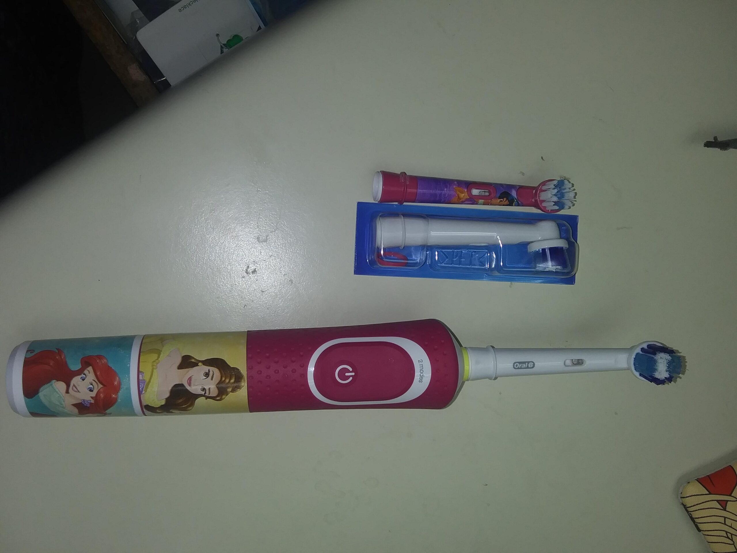 Oral-B Kids Electric Toothbrush Featuring Marvel's Spiderman, for Kids 3+ customer photo 2