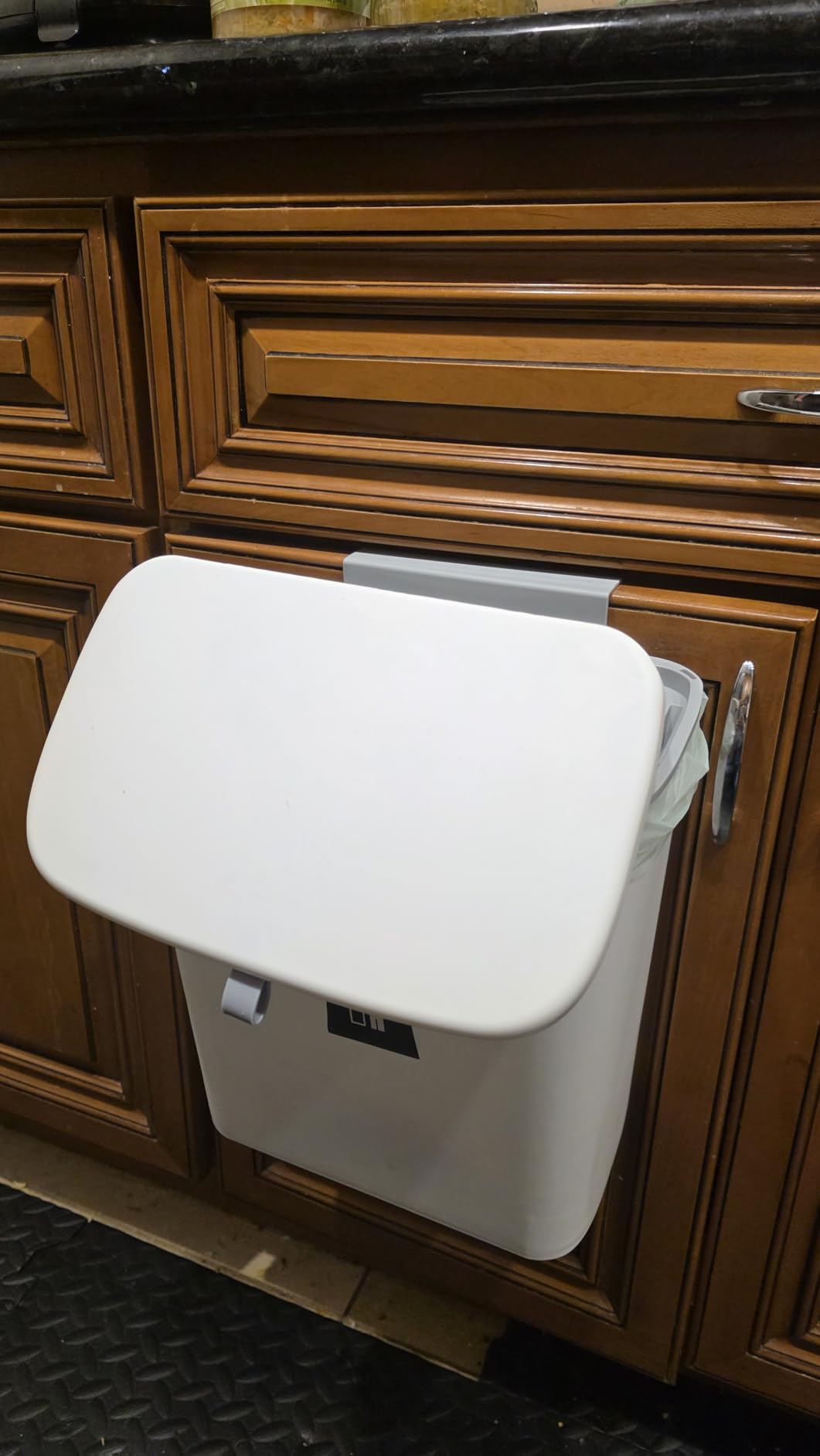 Tiyafuro 2.4 Gallon Kitchen Compost Bin for Counter Top or Under Sink, Hanging Small Trash Can with Lid for Cupboard/Bathroom/Bedroom/Office/Camping, Mountable Indoor Compost Bucket, Gray customer photo 2