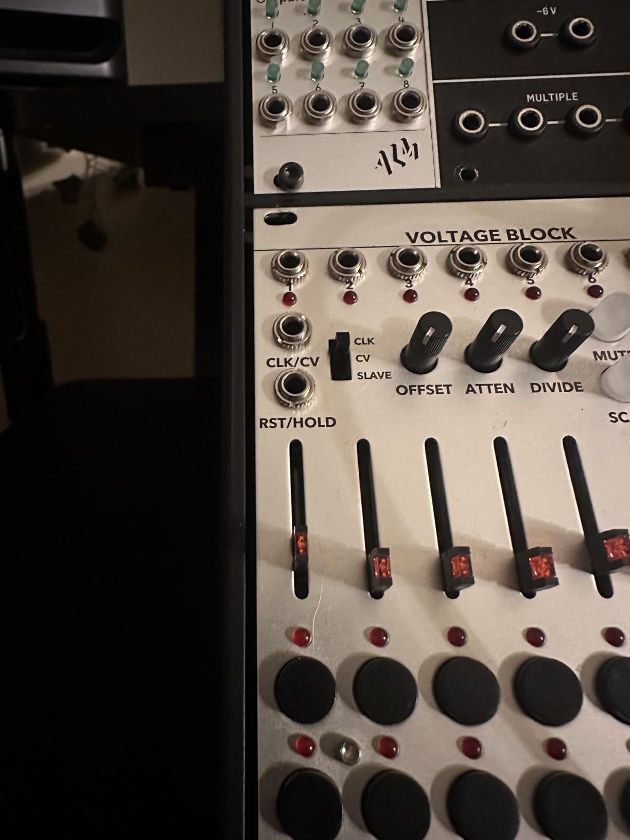 Behringer EURORACK GO Mobile 2 x 140 HP Eurorack Case with Massive Power Supply, 32 Keyed Power Connectors customer photo 1