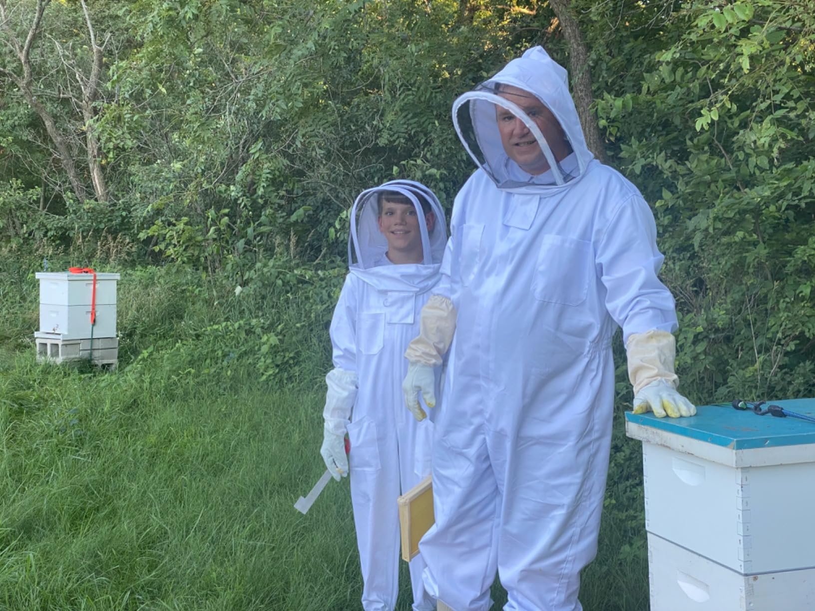 LONGADS Professional Bee Suit for Men Women, Beekeeping Suit Beekeeper Suit with Glove &Ventilated Hood, Multi-Size Bee Outfit for Backyard and Bee Keeper for Bee Keeper Catcher Christmas Costume customer photo 1