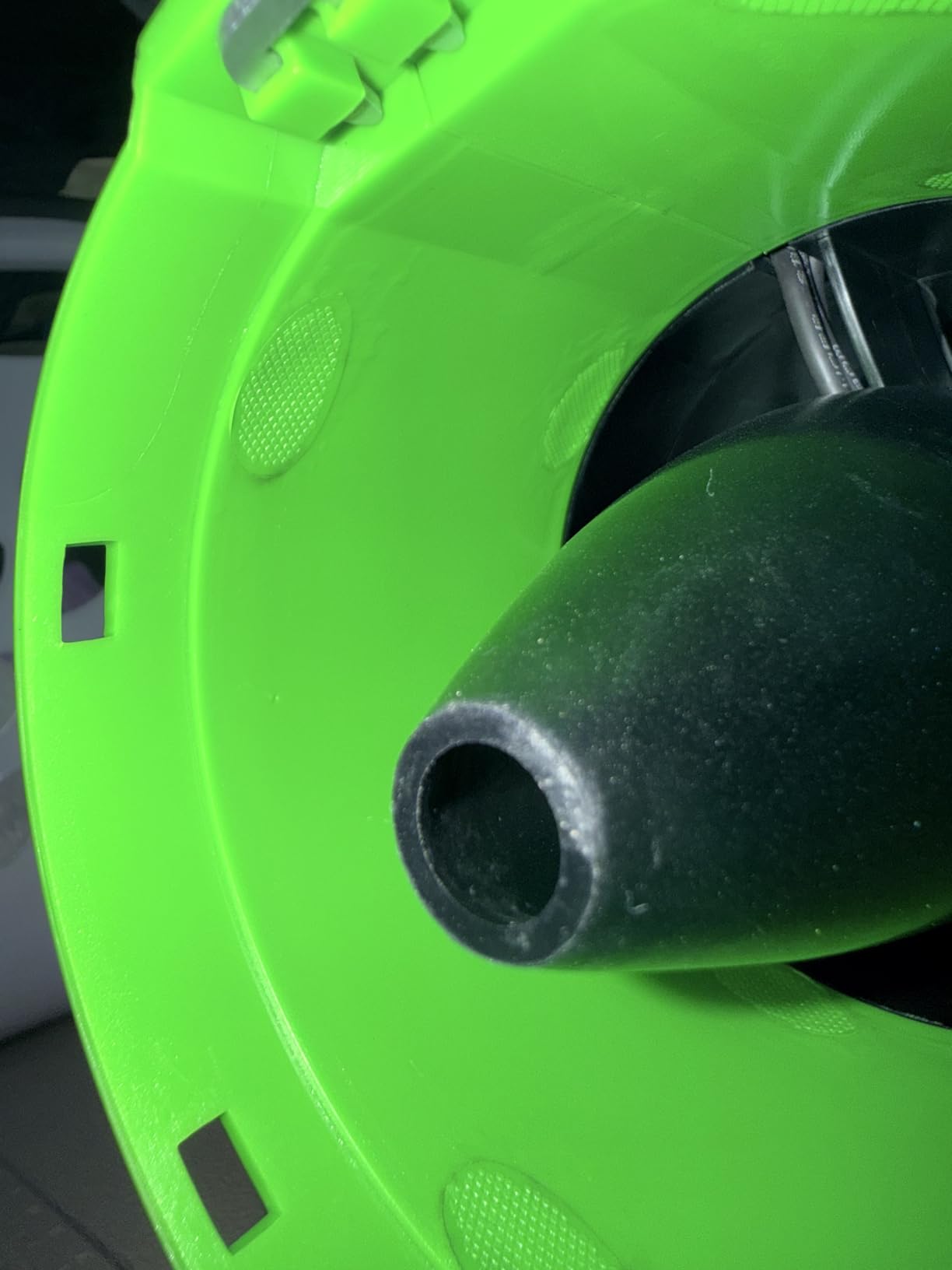 Greenworks 40V (130 MPH / 550 CFM) Brushless Axial Leaf Blower, Ultra-Powerful for Wet Leaves, Heavy Debris, Gravel and Driveway Snow, Includes 4.0Ah Battery and Charger customer photo 2