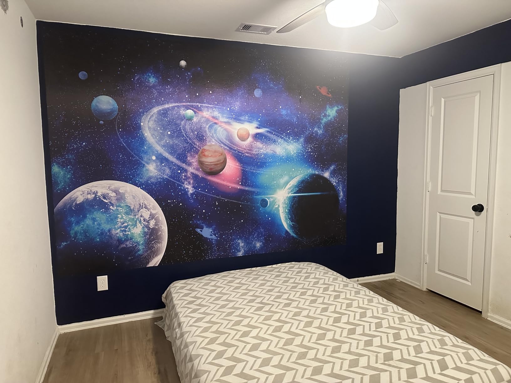 Amazon Basics Wallpaper Kit with Soft Grip Brushes, Seam Roller, Smoothing Tool, Wallpaper Tools, 7-Pieces customer photo 1