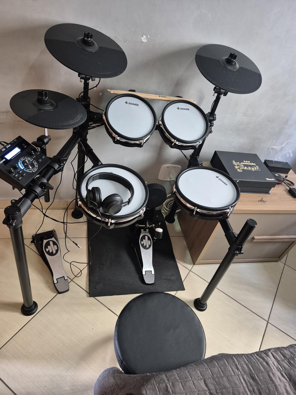 Donner DED-200 Electric Drum Sets with Quiet Mesh Drum Pads, 2 Cymbals w/Choke, 31 Kits and 450+ Sounds, Throne, Headphones, Sticks, USB MIDI, Melodics Lessons (5 Pads, 3 Cymbals) customer photo 1