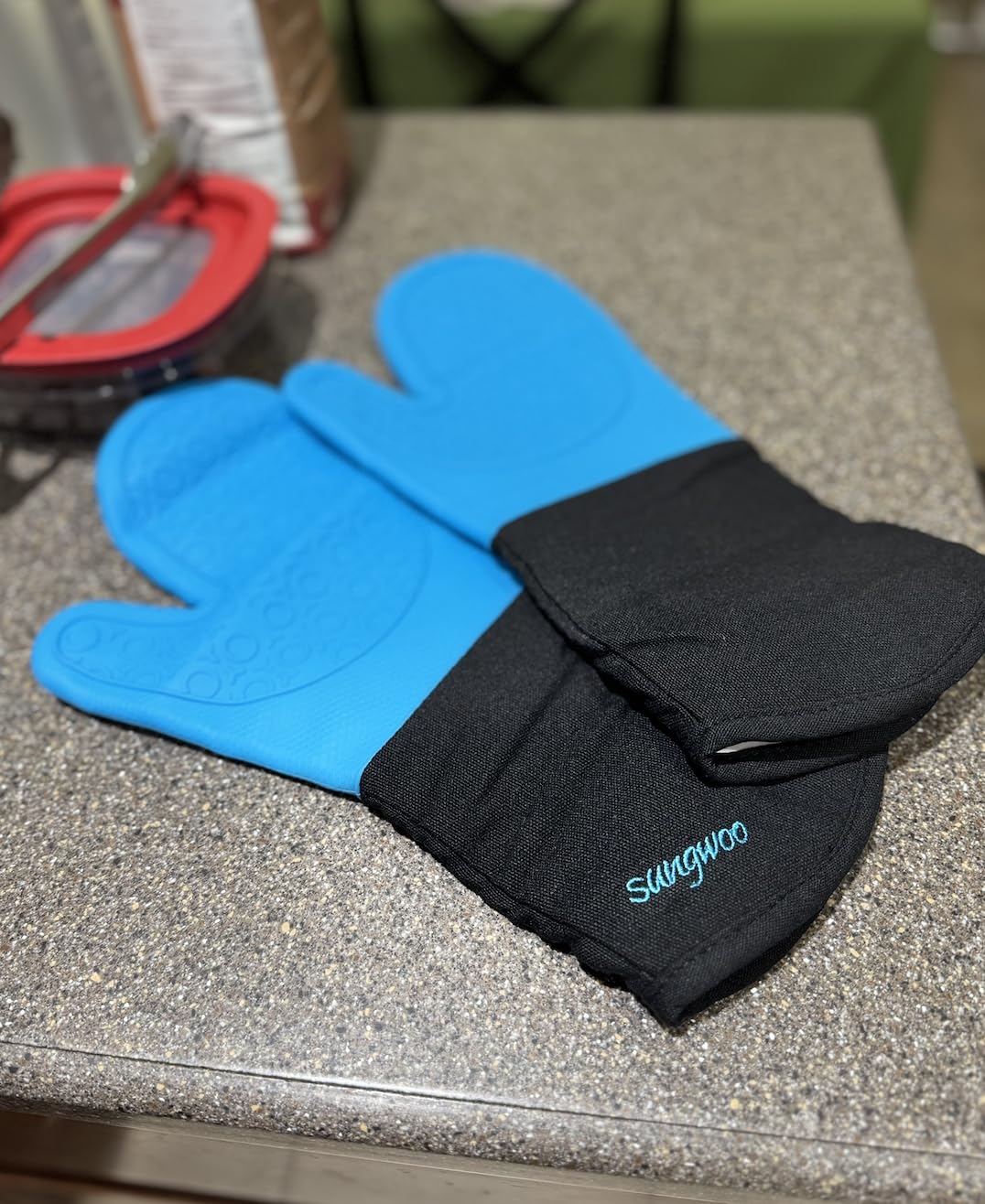 sungwoo Extra Long Silicone Oven Mitts, Heat Resistant Oven Gloves with Quilted Liner Non-Slip Textured Grip Perfect for BBQ, Baking, Cooking and Grilling - 14.6 Inch Black customer photo 2