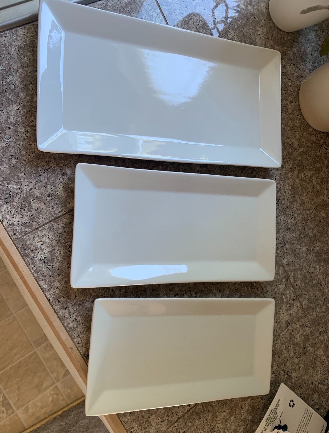 Amazon Basics 3-Piece Porcelain Serving Platters, Oven Safe, for Entertaining, Appetizer, Dinner, Dessert, 12.75 inch, 11 inch, 10 inch, White customer photo 1
