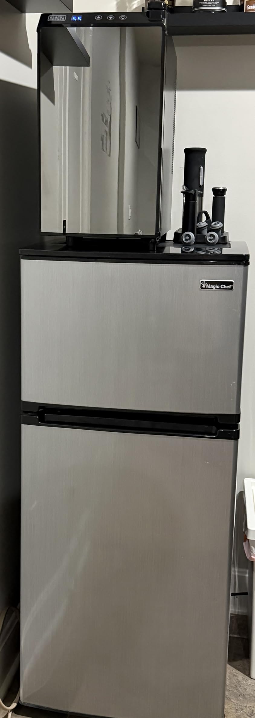 BLACK+DECKER 6 Bottle Wine Fridge, Thermoelectric Small Wine Cooler, Mini Wine Fridge with Triple Pane Clear Glass Door, BD60016 customer photo 1