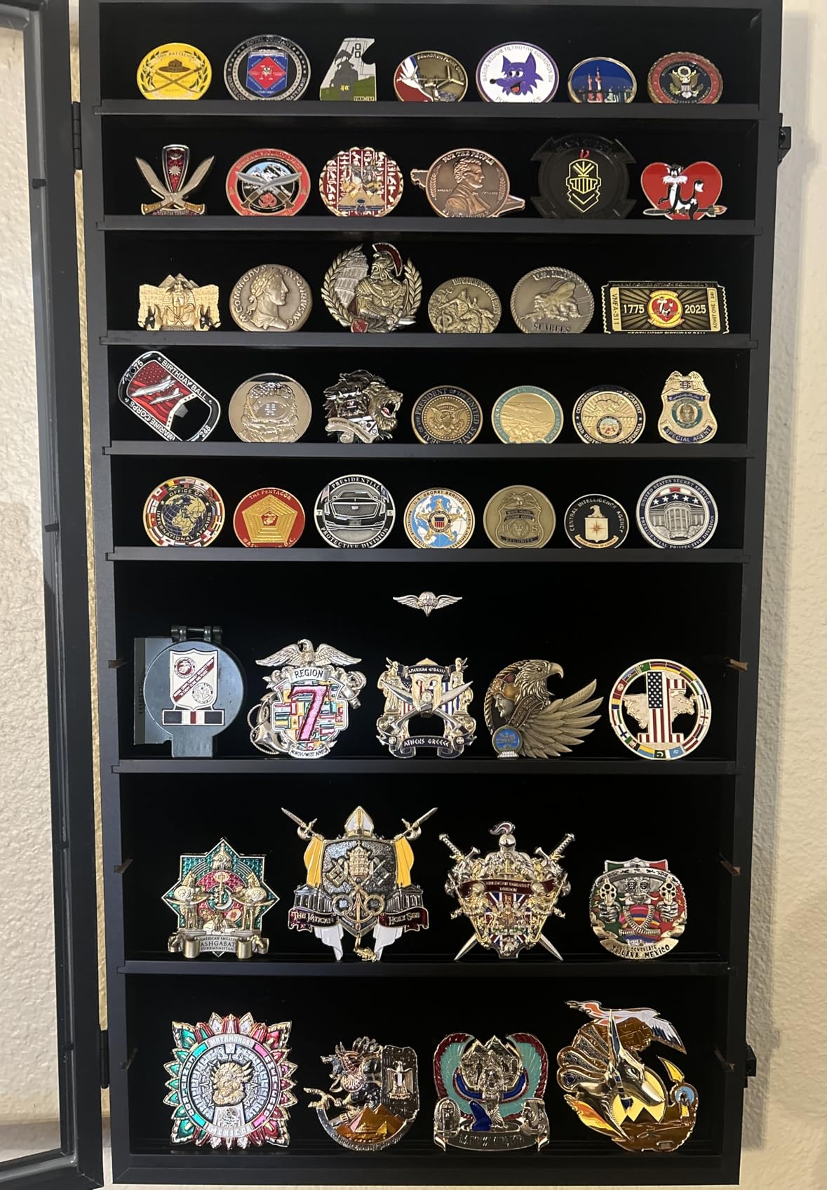 Jinchuan Military Challenge Coin Display Case Lockable Cabinet Rack Holder Shadow Box with Removable 2 Grooves Shelves and Anti Dust Door for Casino Poker Chips Collectibles, Small - Black customer photo 1