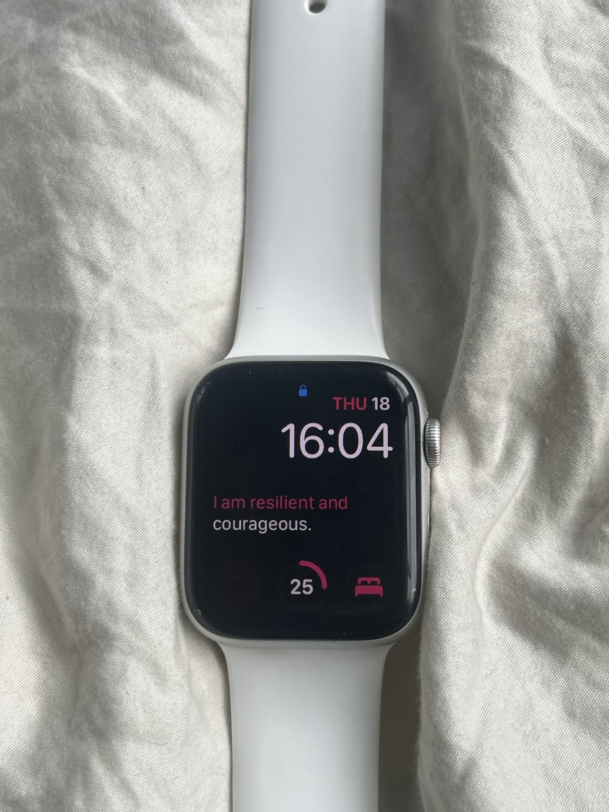 Apple Watch SE (GPS, 44mm) - Silver Aluminum Case with White Sport Band (Renewed) customer photo 1