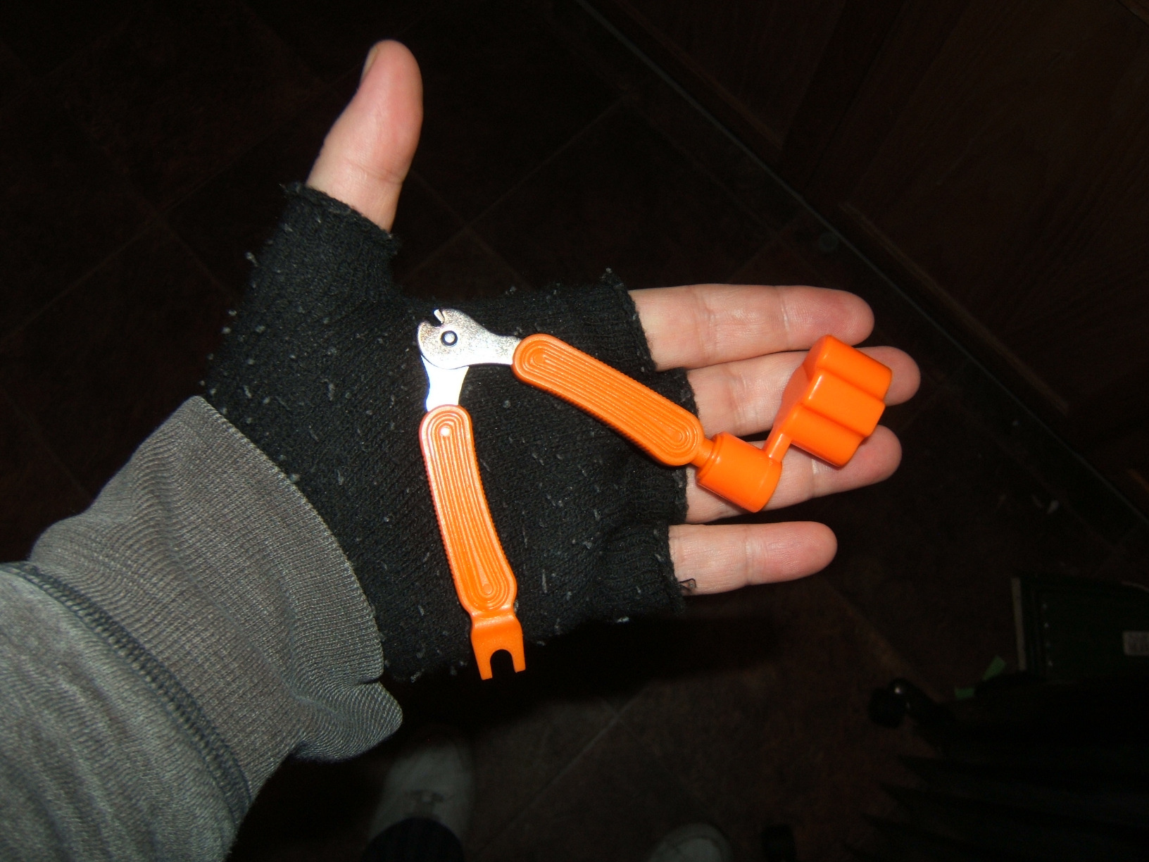 Guitar String Winder, String Cutter and Bridge Pin Puller - 3-in-1 Guitar Tool for Acoustic and Electric Guitars - Wind Guitar Strings Quickly - Cut Excess String Off - Pull Pins Out Easily customer photo 2