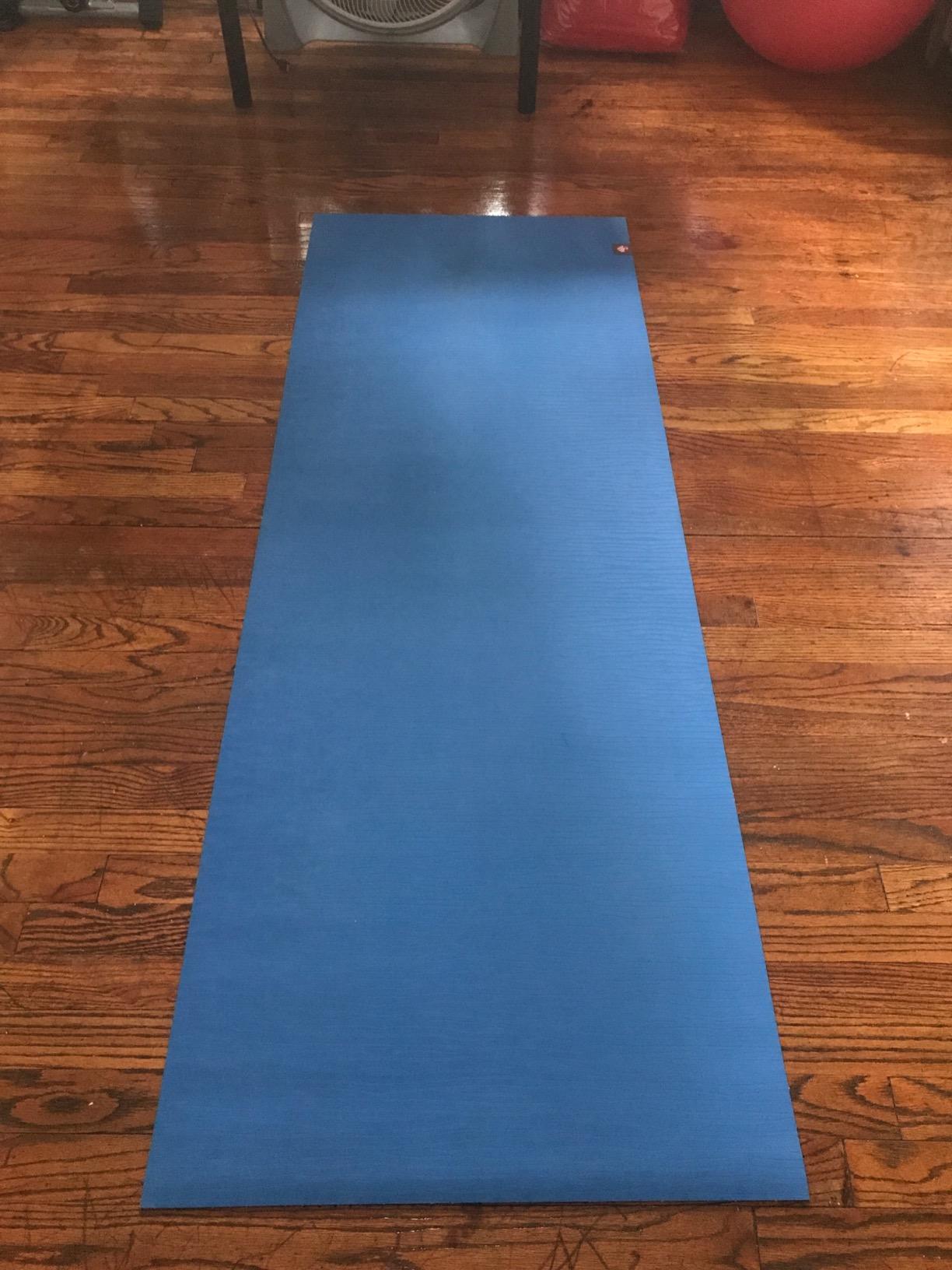 Manduka eKOLite Yoga Mat - 4mm Natural Rubber | Eco-Friendly | Soft Textured Surface | Natural Next-to-Skin Feel customer photo 1