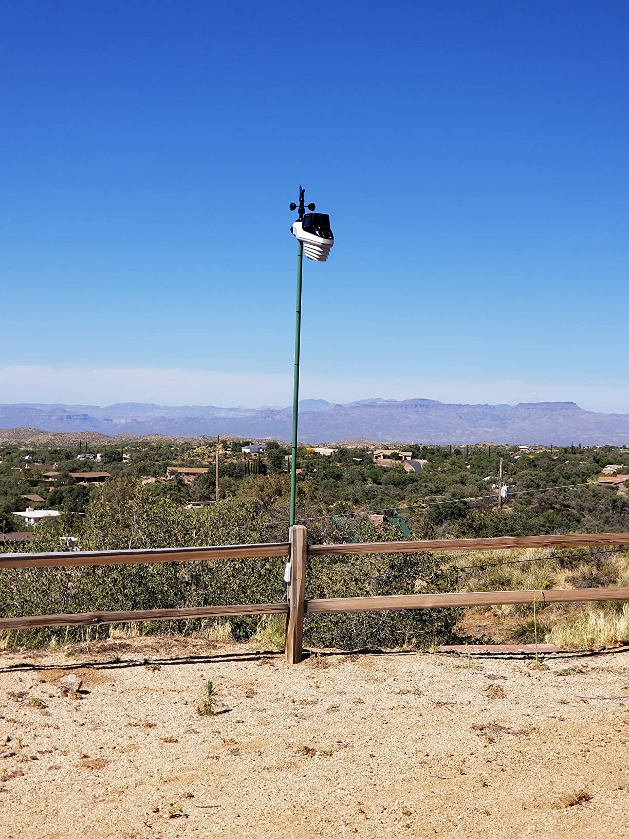 AcuRite Atlas Professional Weather Station with Direct-to-Wi-Fi HD Display, Lightning Detection, Built-In Barometer, and Temperature, Humidity, Wind Speed/Direction and Rainfall Measurements customer photo 1