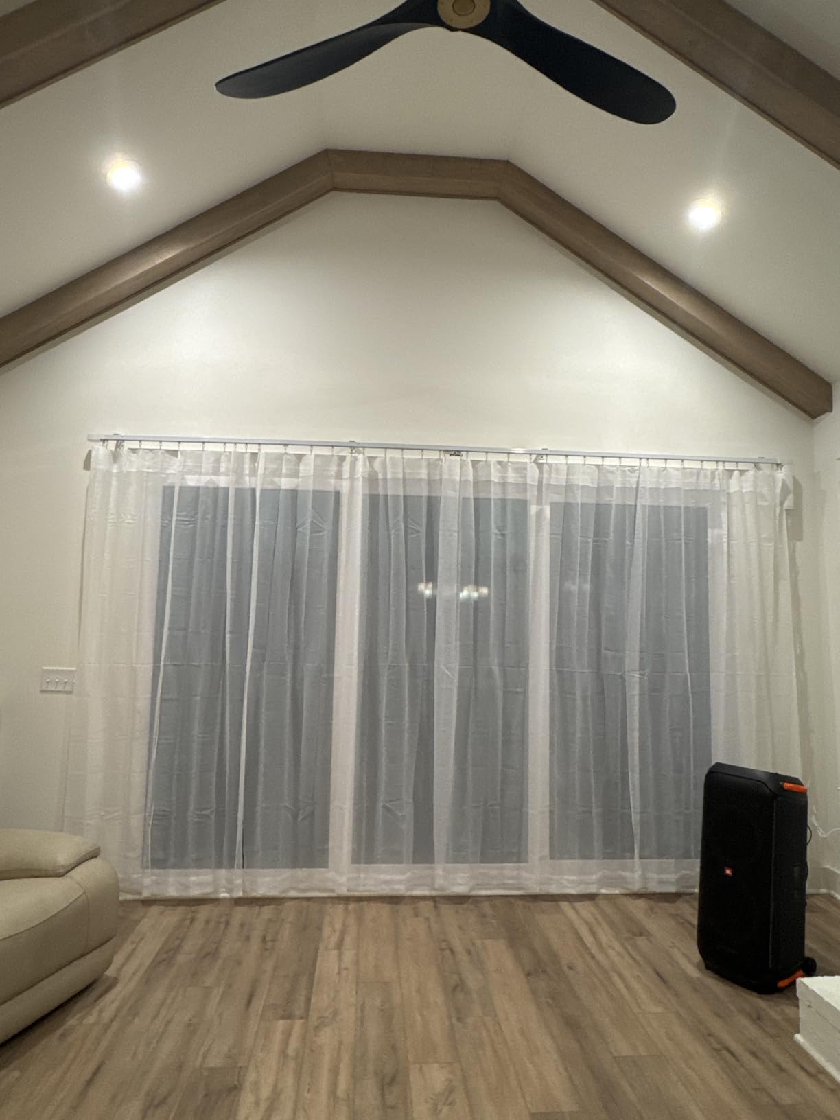 Quoya QL600 Smart Electric Curtain Track, Motorized Motor, Adjustable Track Length, Compatible with Alexa, Google, Siri, Apple Watch (QL600, up to 196 inches (5m)) customer photo 1