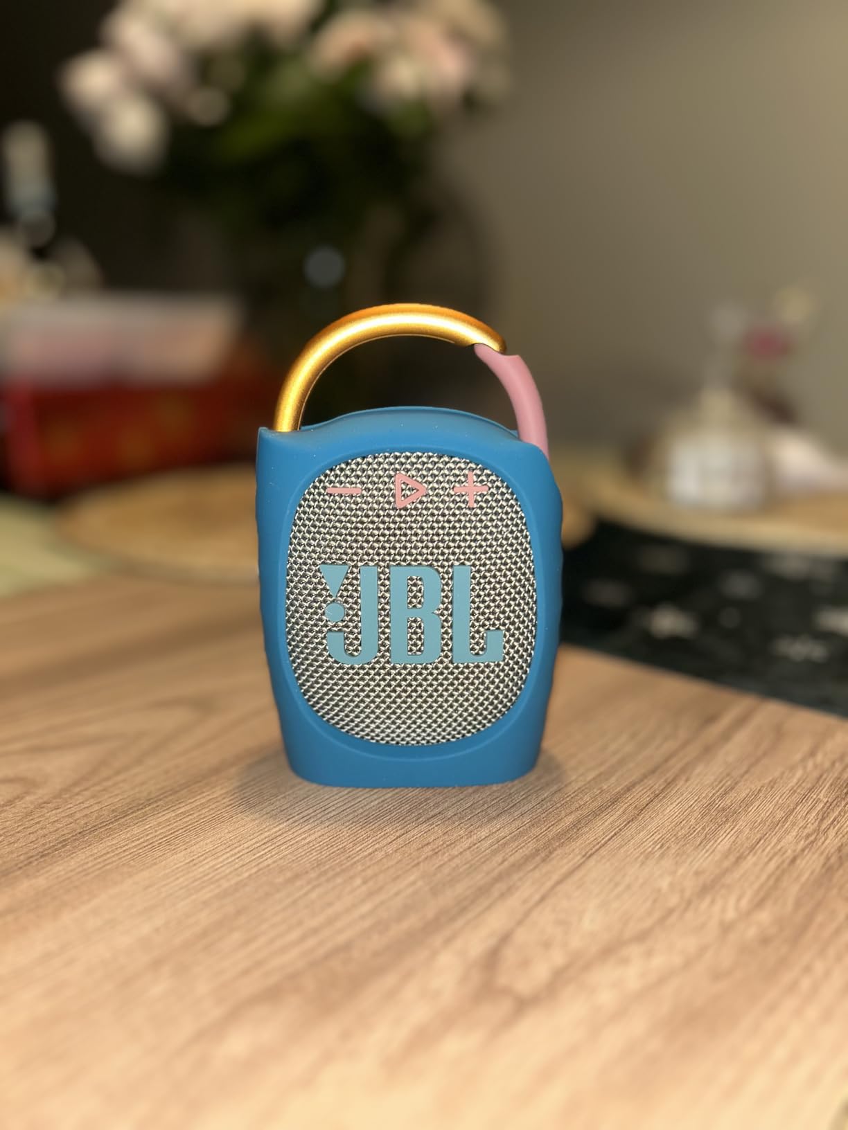 JBL Clip 4 - Portable Mini Bluetooth Speaker, big audio and punchy bass, integrated carabiner, IP67 waterproof and dustproof, 10 hours of playtime, speaker for home, outdoor and travel (Blue) customer photo 1