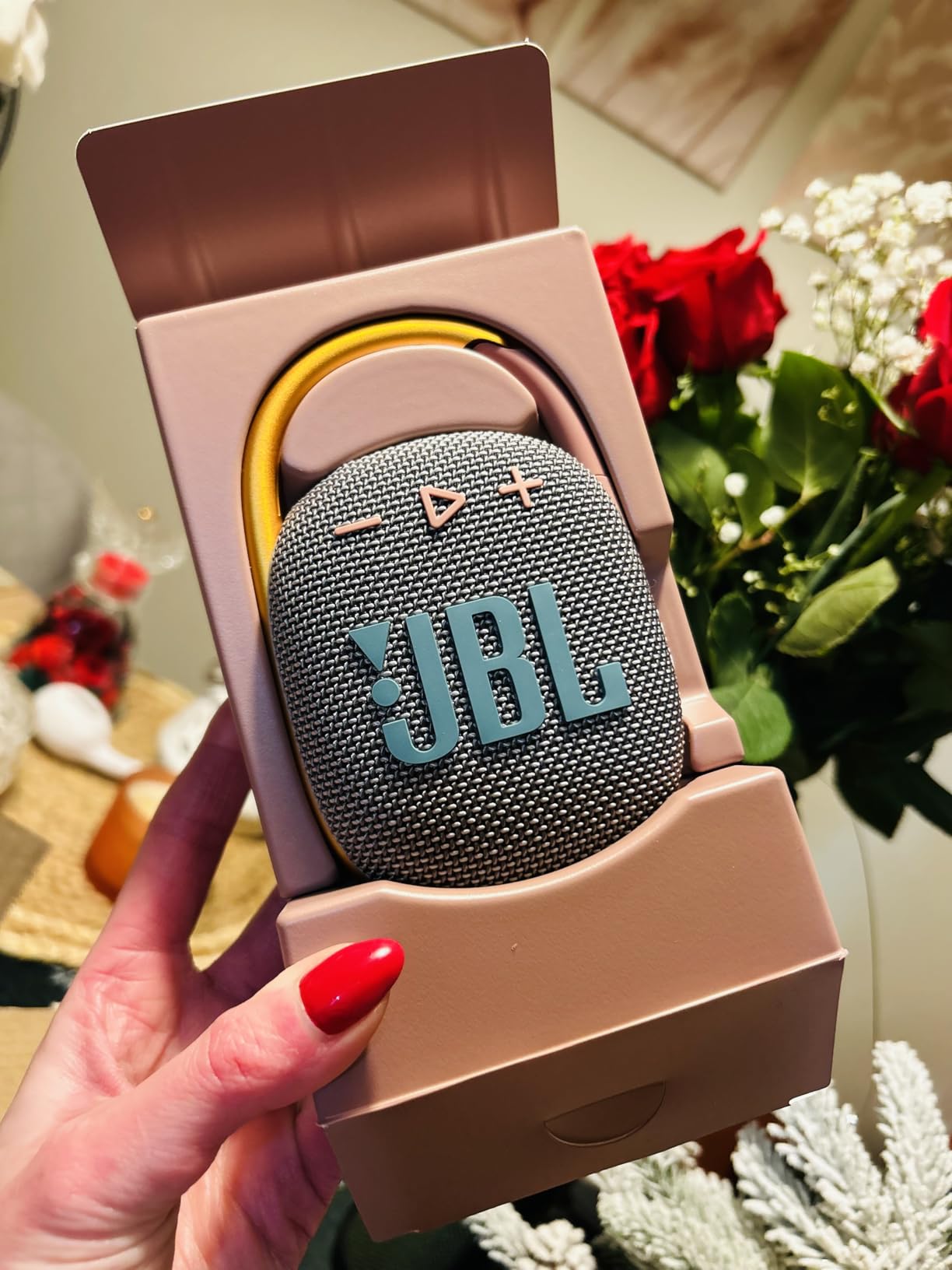 JBL Clip 4 - Portable Mini Bluetooth Speaker, big audio and punchy bass, integrated carabiner, IP67 waterproof and dustproof, 10 hours of playtime, speaker for home, outdoor and travel (Blue) customer photo 2