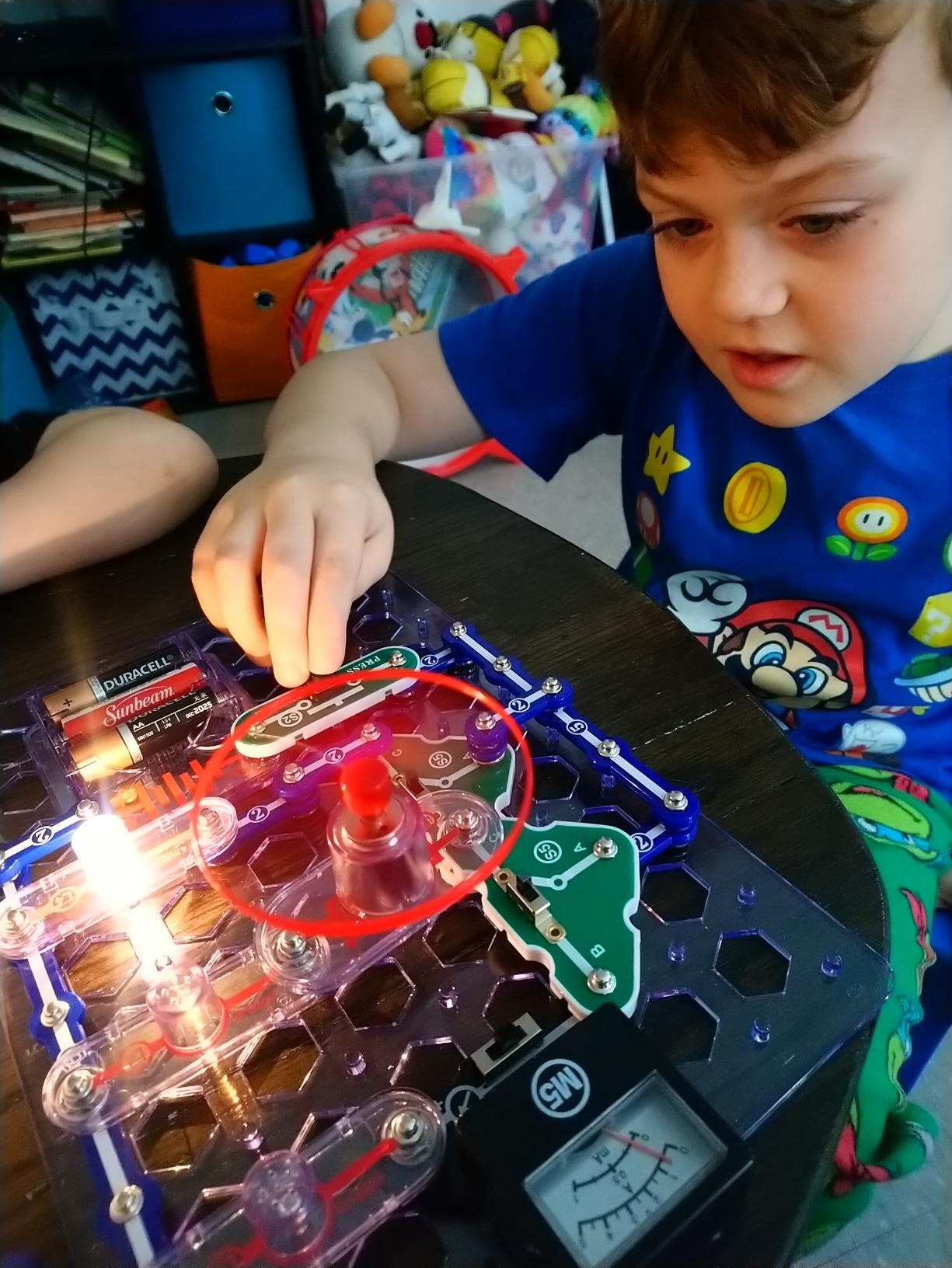 Snap Circuits Green Energy Electronics Exploration Kit | Over 125 Exciting STEM Projects | Full Color Project Manual | 45+ Snap Circuits Parts | STEM Educational Toys for Kids 8+ customer photo 2