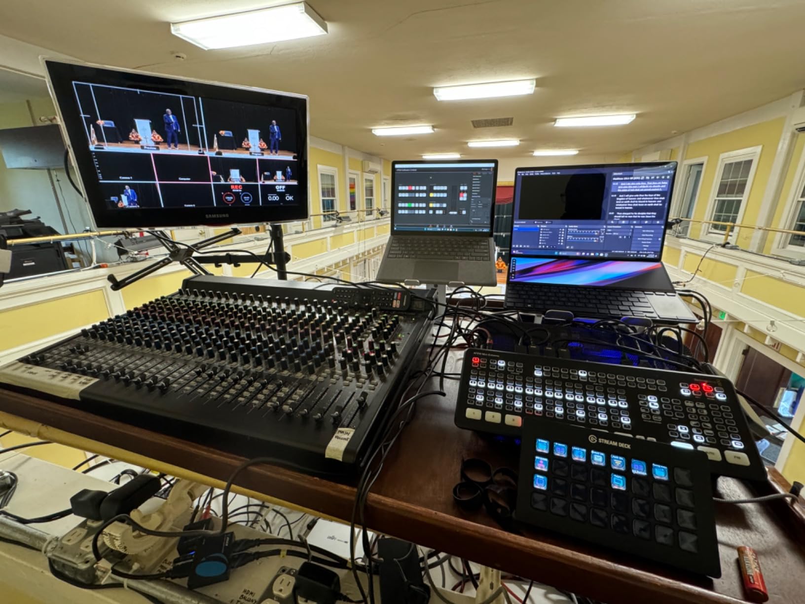 Blackmagic Design ATEM Mini Extreme HDMI Live Stream Switcher customer photo 1