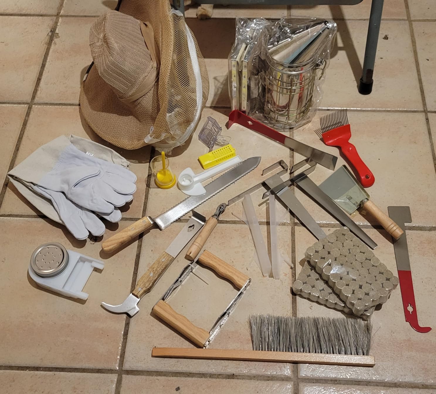 MayBee Beekeeping Supplies Bee Keeper Starting Kit 24 Pcs Beekeeping Tool Kit Bee Smoker Kit Including Beehive Tools, Uncapping Tool and Beekeeping Veil customer photo 1