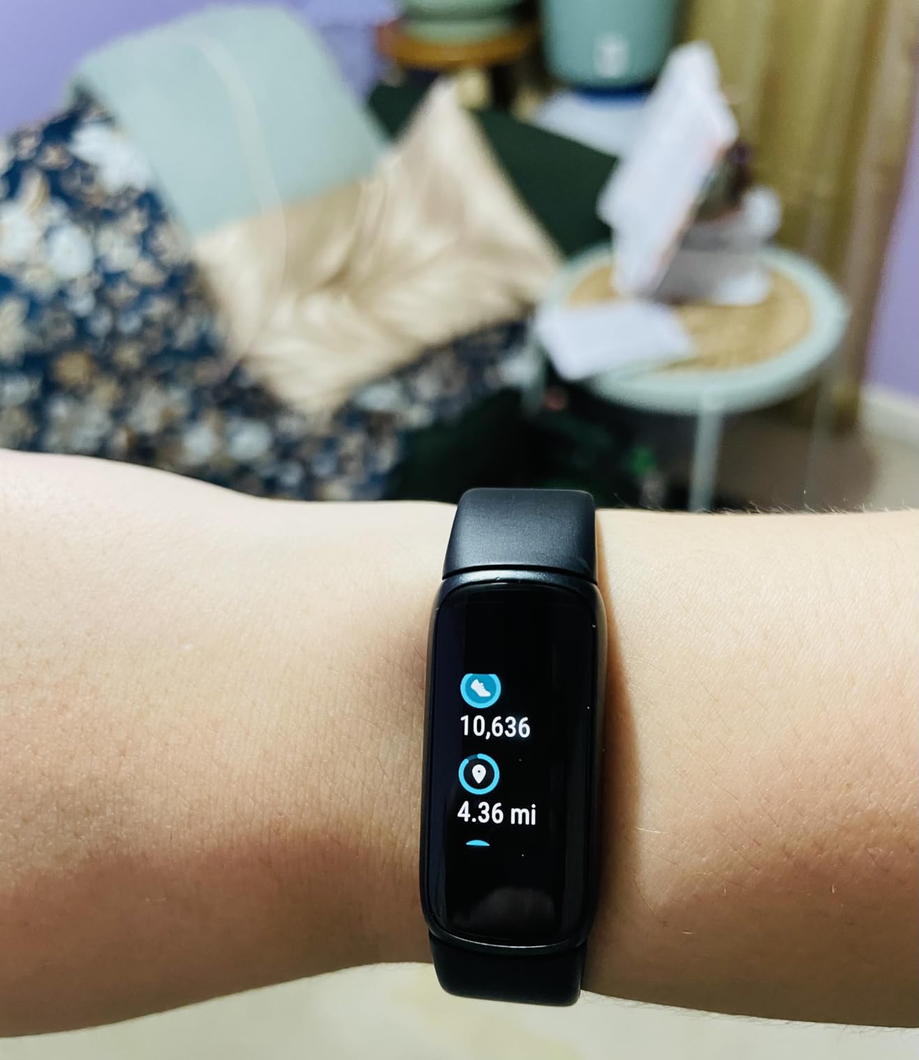 Fitbit Luxe Fitness and Wellness Tracker with Stress Management, Sleep Tracking and 24/7 Heart Rate, Black/Graphite, One Size (S & L Bands Included) customer photo 1