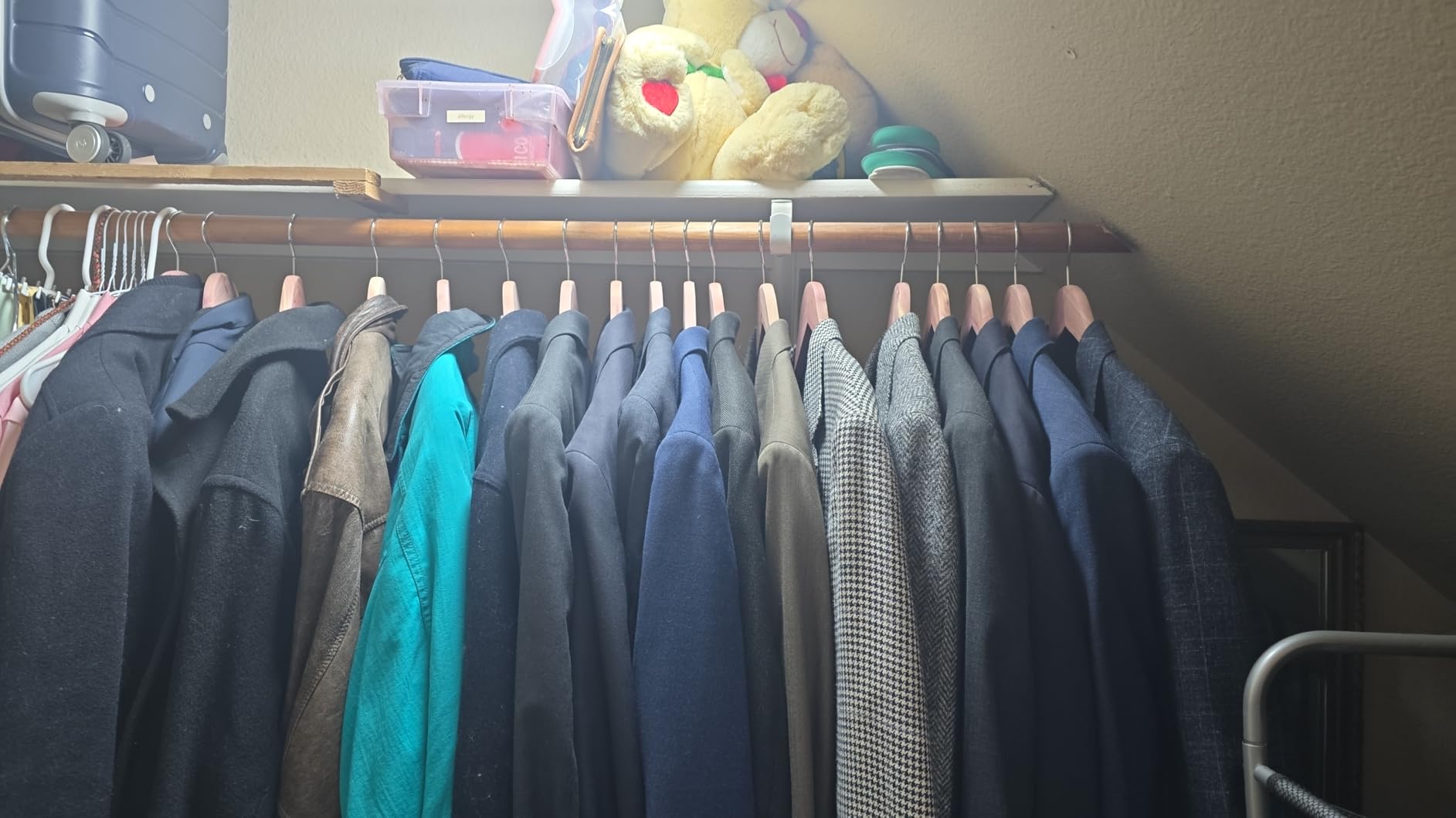 TOPIA HANGER American Red Cedar Wooden Hangers 30 Pack, Clothes Hangers for Closet, Wood Suit Hangers with Smooth Cut Notches, 360°Flexible Hook, Non-Slip Pants Bar(Natural)-CT07C30 customer photo 1