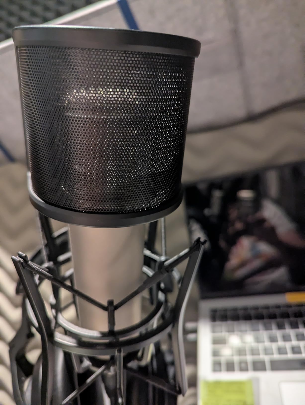 FIFINE Pop Filter Screen, Compact Microphone Pop Shield Windscreen with Metal Mesh for Recording Studio, YouTube Videos, Streaming, Podcast (Black) customer photo 2