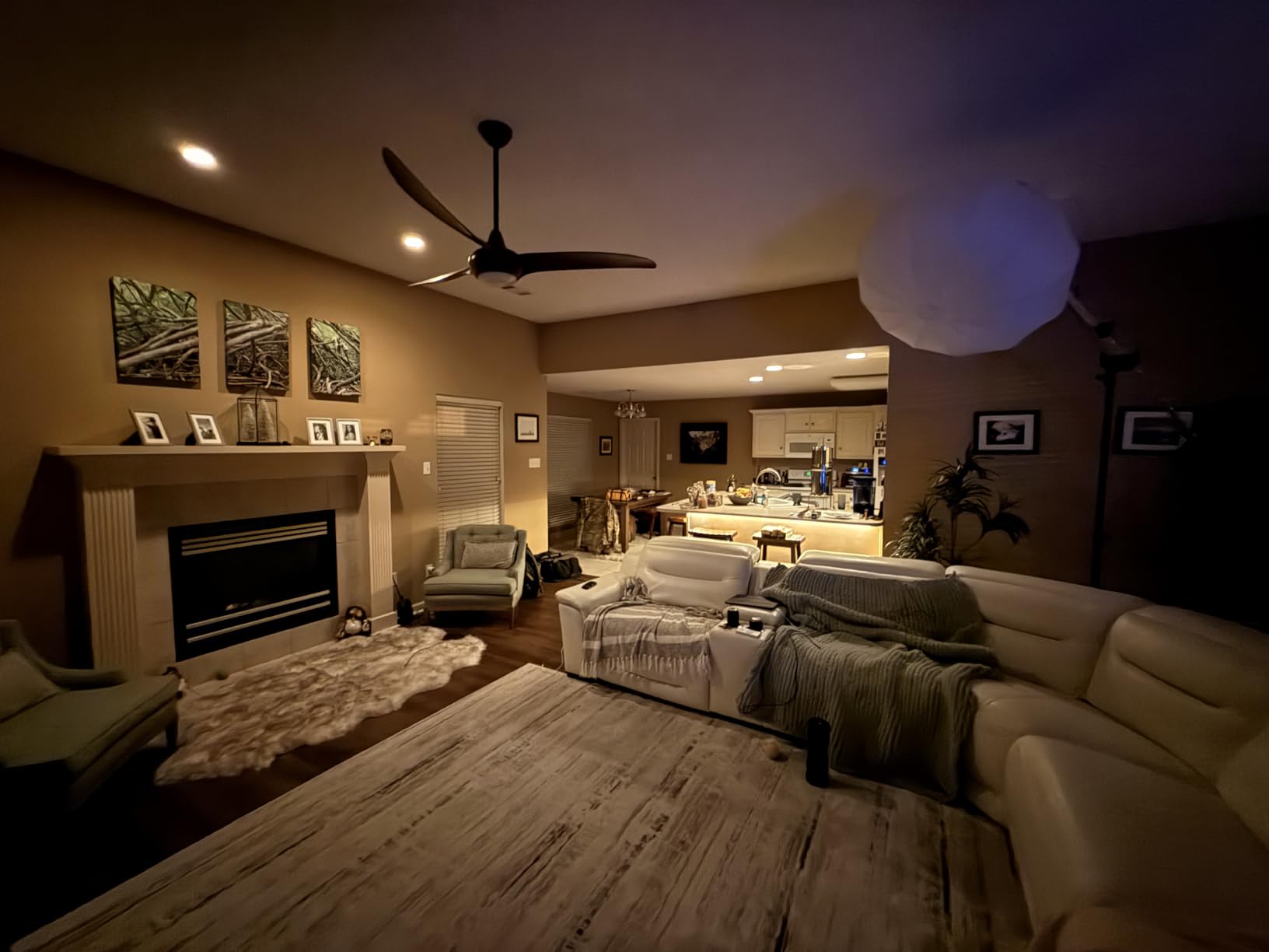 Philips Hue Smart 75W A19 LED Bulb - White and Color Ambiance Color-Changing Light - 1 Pack - 1100LM - E26 - Indoor - Control with Hue App - Works with Alexa, Google Assistant and Apple Homekit customer photo 1