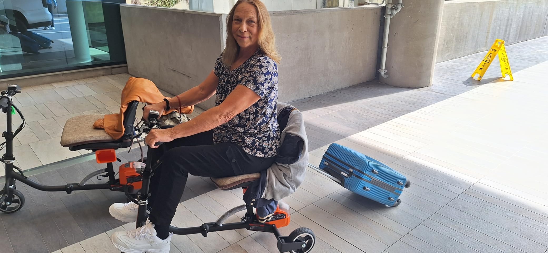 SuperHandy Passport Mobility Scooter for Adults- Foldable, 3 Wheel, Airline Travel Friendly - 13 Mile Range, Includes 2 Removable 44.4V Lithium-ion Batteries & Charger (275 Lbs) customer photo 1