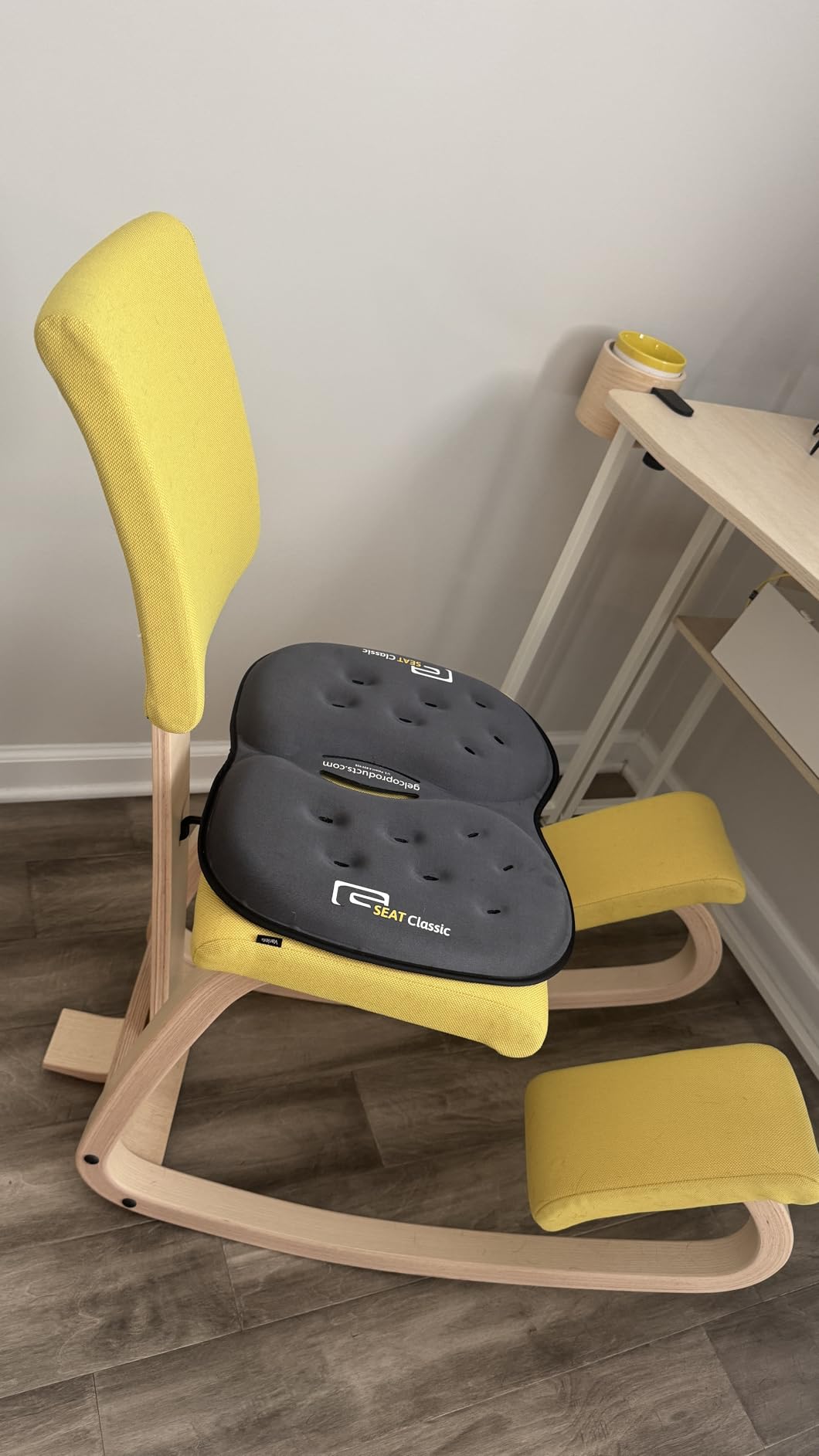 Variable Plus, Kneeling Chair with Backrest, Ergonomic Office Chair, 10-Year Limited Warranty, Designed by Peter Opsvik, Natural/Black customer photo 2