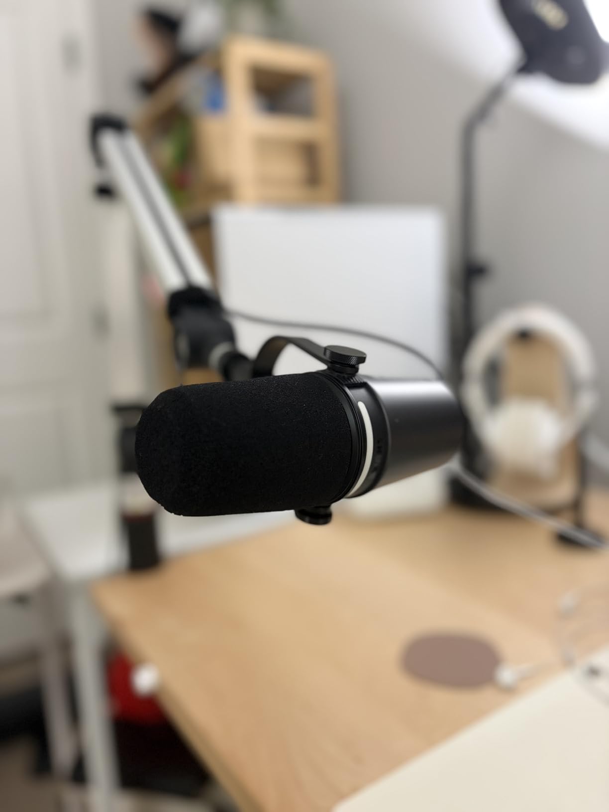 Shure MV7X XLR Dynamic Microphone - Voice-Isolating Cardioid Mic for Podcasting, Vocal Recording & Broadcasting, All-Metal, Black customer photo 2