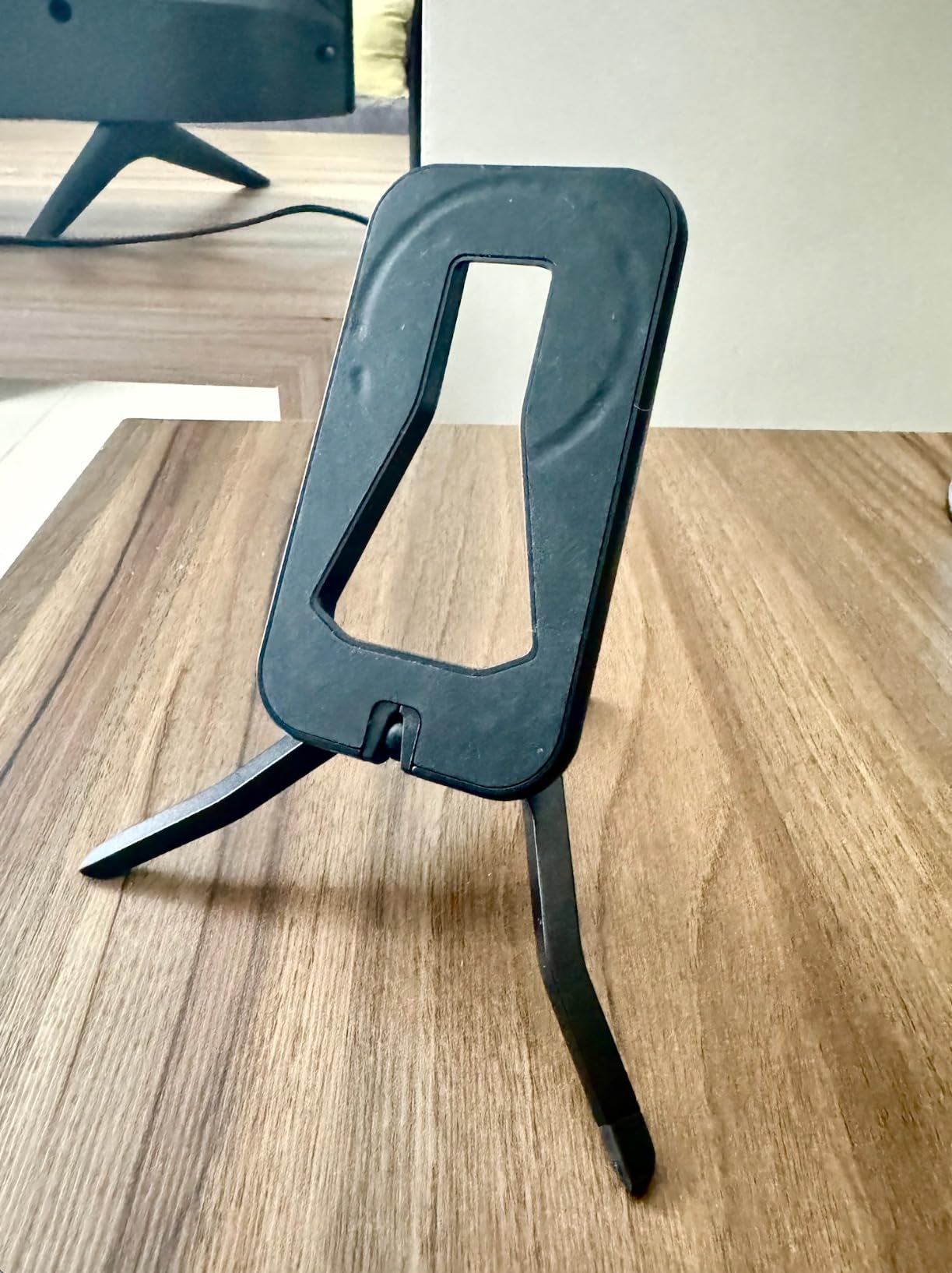 Peak Design Mobile Tripod, Black, Compact Design, Portable and Pocket Friendly, MagSafe Compatible, SlimLink Mounting, Use It as a 3-Legged Stand, Kickstand or Grip, Phone Tripod Stand customer photo 1