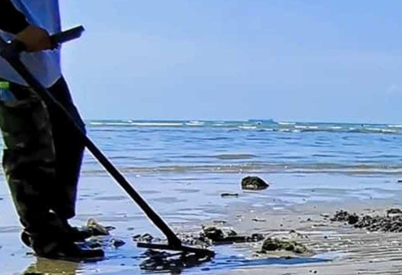 INCLY Sand Scoop & Shovel, Detecting Accessories for Kid & Adult Metal Detector, Sand Sifter Treasure Hunting & Digging Tool at The Beach & More, Black - Come with Mesh Bag customer photo 2