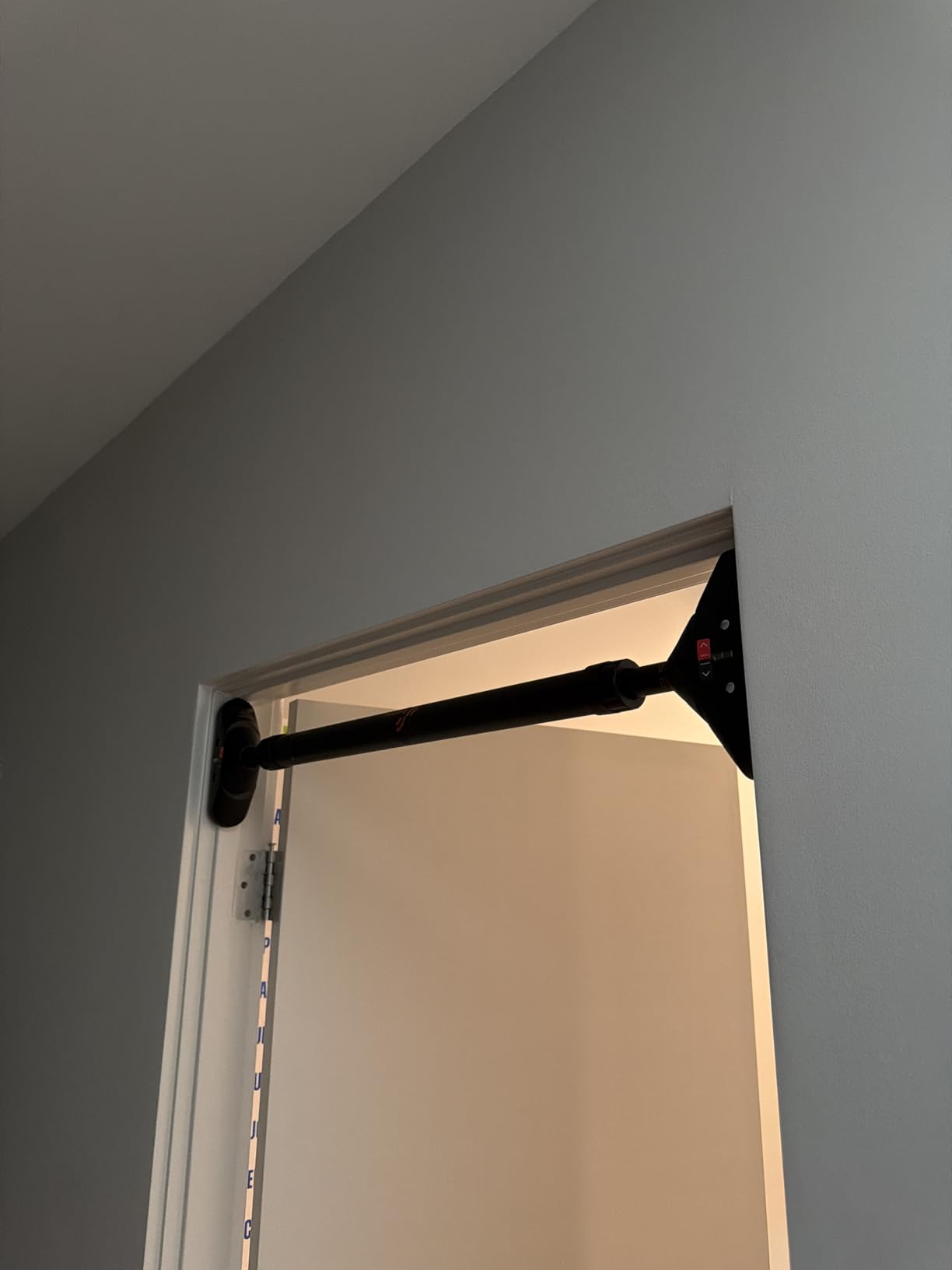 Sportneer Pull Up Bar: Strength Training Chin up Bar No Screws - Adjustable 29.5''-37''(75-94cm) Width Locking Mechanism Pull up Bar for Doorway - Max Load 440lbs for Home Gym Upper Body Workout, Non-slip customer photo 1