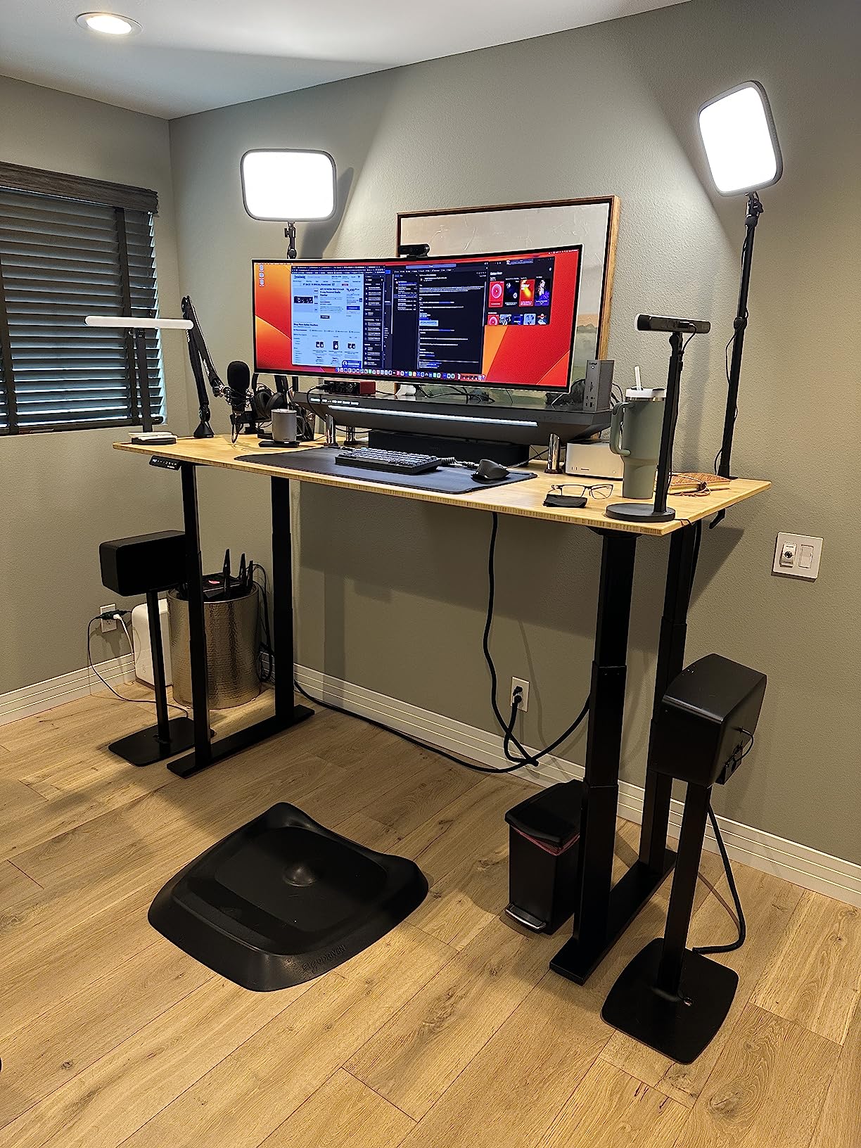 Logitech Litra Beam Premium LED Streaming Key Light with TrueSoft,Adjustable Desktop Mount,Brightness/Color Temp Settings,Desktop App Control for PC/Mac - for Tiktok/YouTube/Zoom Meeting customer photo 1