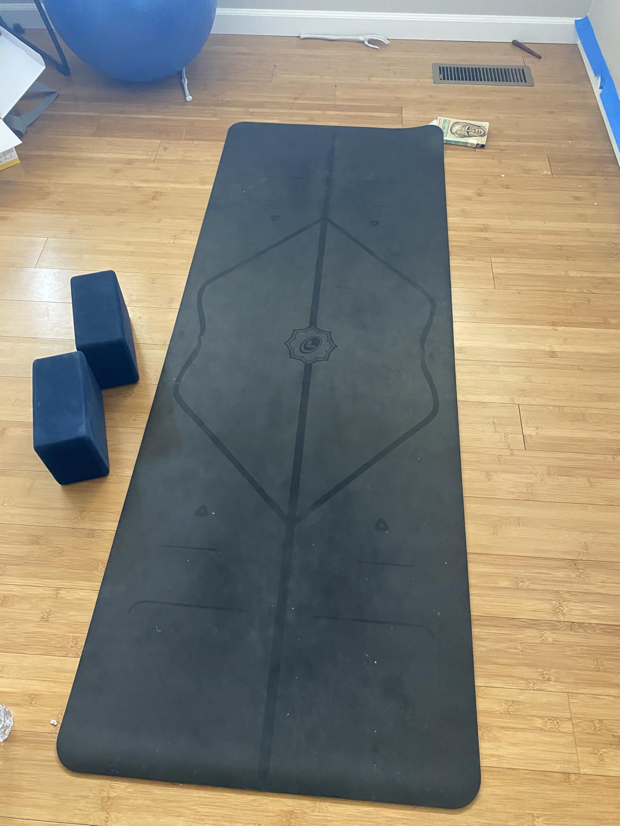 Liforme Original Yoga Mat - Free Yoga Bag Included - Patented Alignment System, Warrior-like Grip, Non-slip, Eco-friendly, sweat-resistant, long, wide, 4.2mm thick mat for comfort customer photo 2